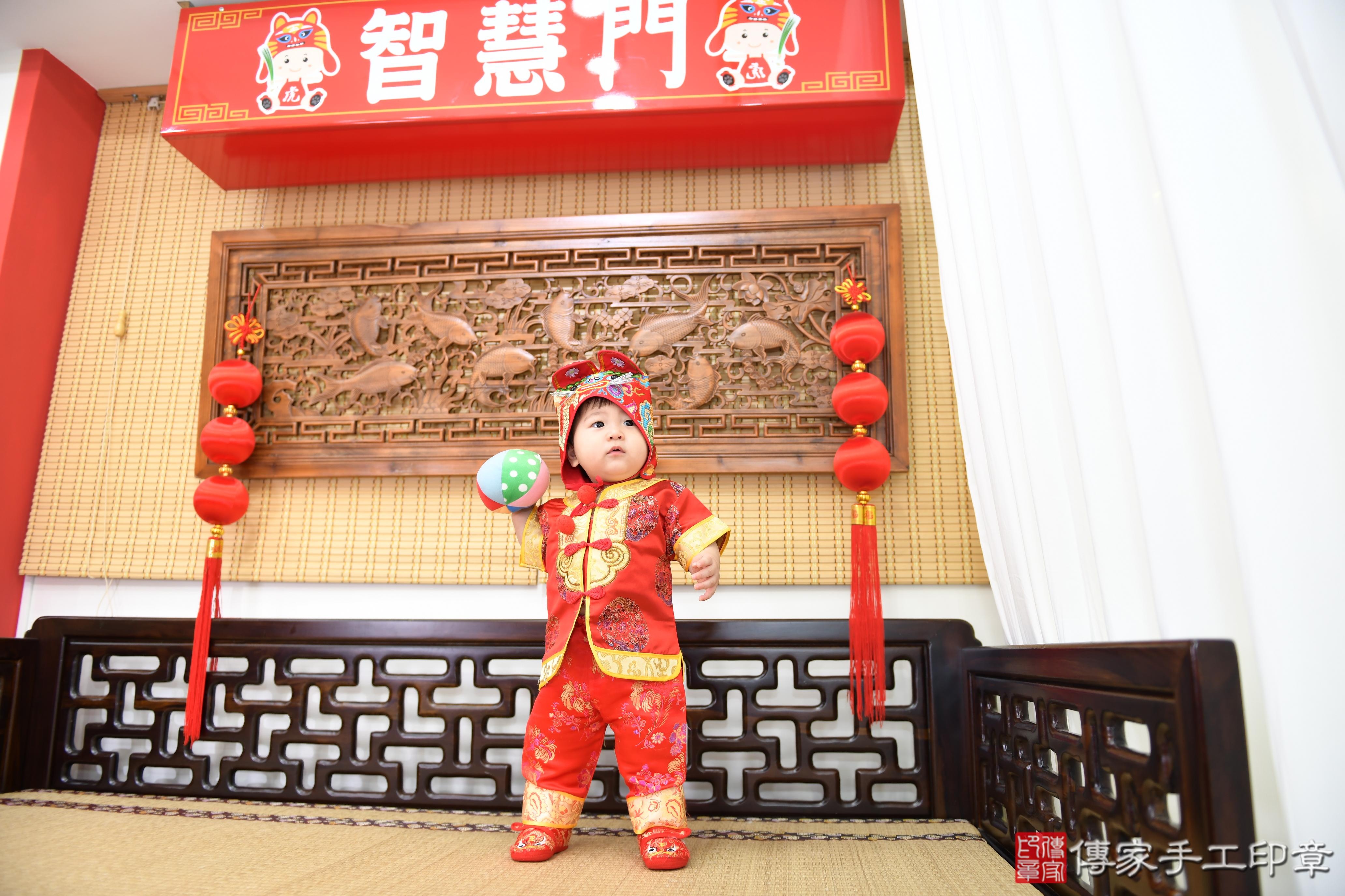 傳家手工印章台南店、抓周、度脺、美式風會場、傳家嬰兒古禮、吉祥話、抓周道具物品24種、拍照。抓周證書。寶寶抓周、滿周歲、生日快樂、祝福