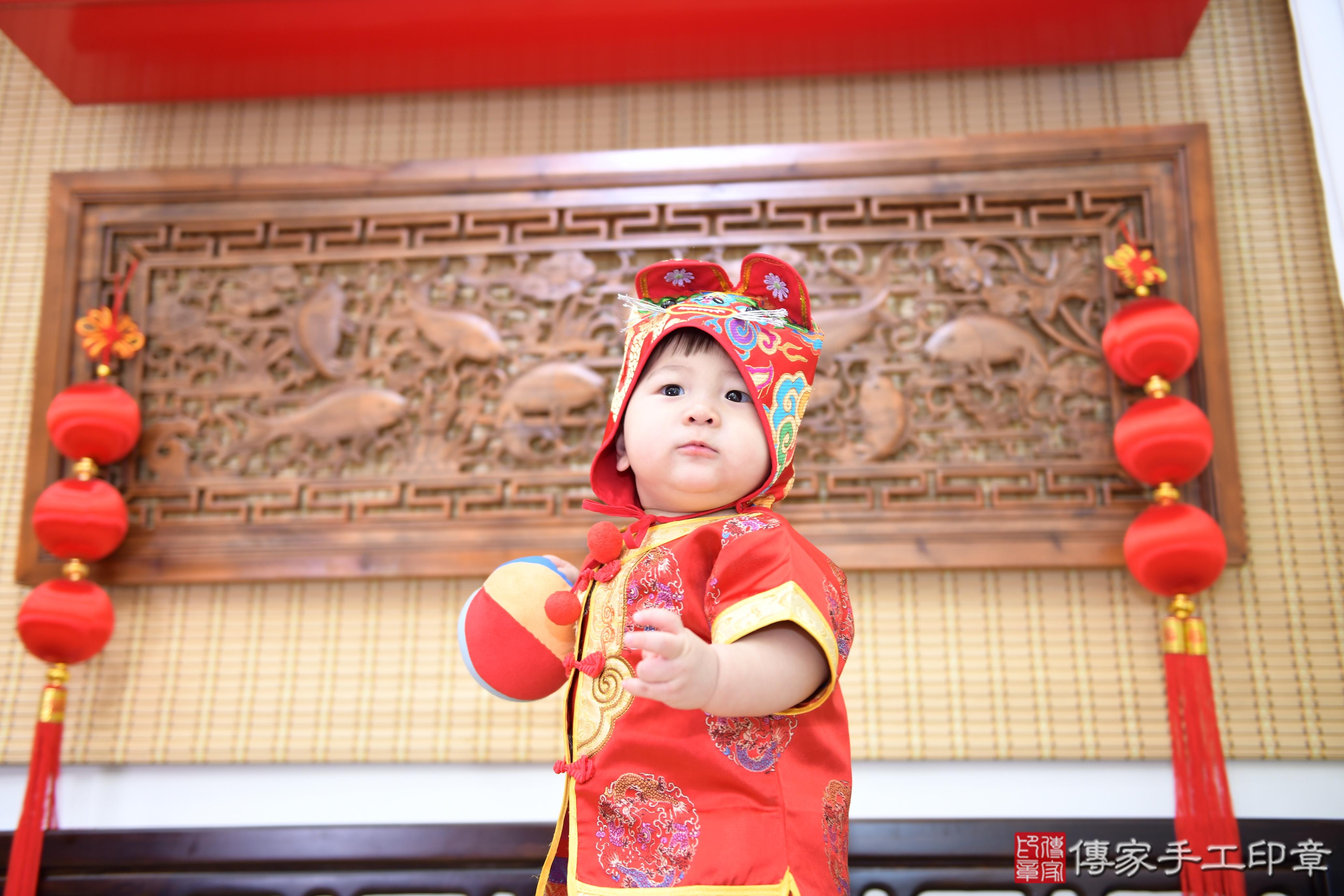 傳家手工印章台南店、抓周、度脺、美式風會場、傳家嬰兒古禮、吉祥話、抓周道具物品24種、拍照。抓周證書。寶寶抓周、滿周歲、生日快樂、祝福