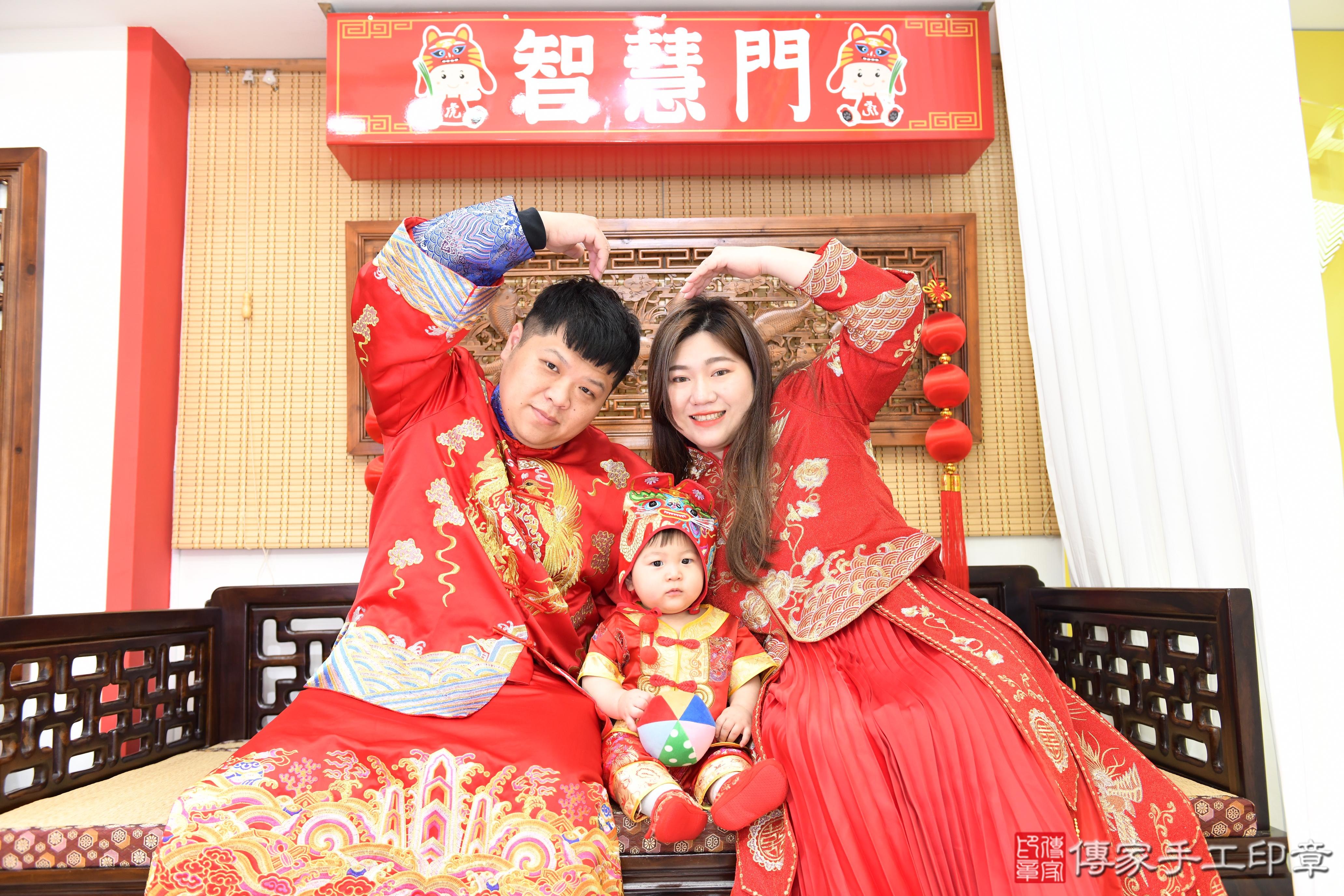 傳家手工印章台南店、抓周、度脺、美式風會場、傳家嬰兒古禮、吉祥話、抓周道具物品24種、拍照。抓周證書。寶寶抓周、滿周歲、生日快樂、祝福