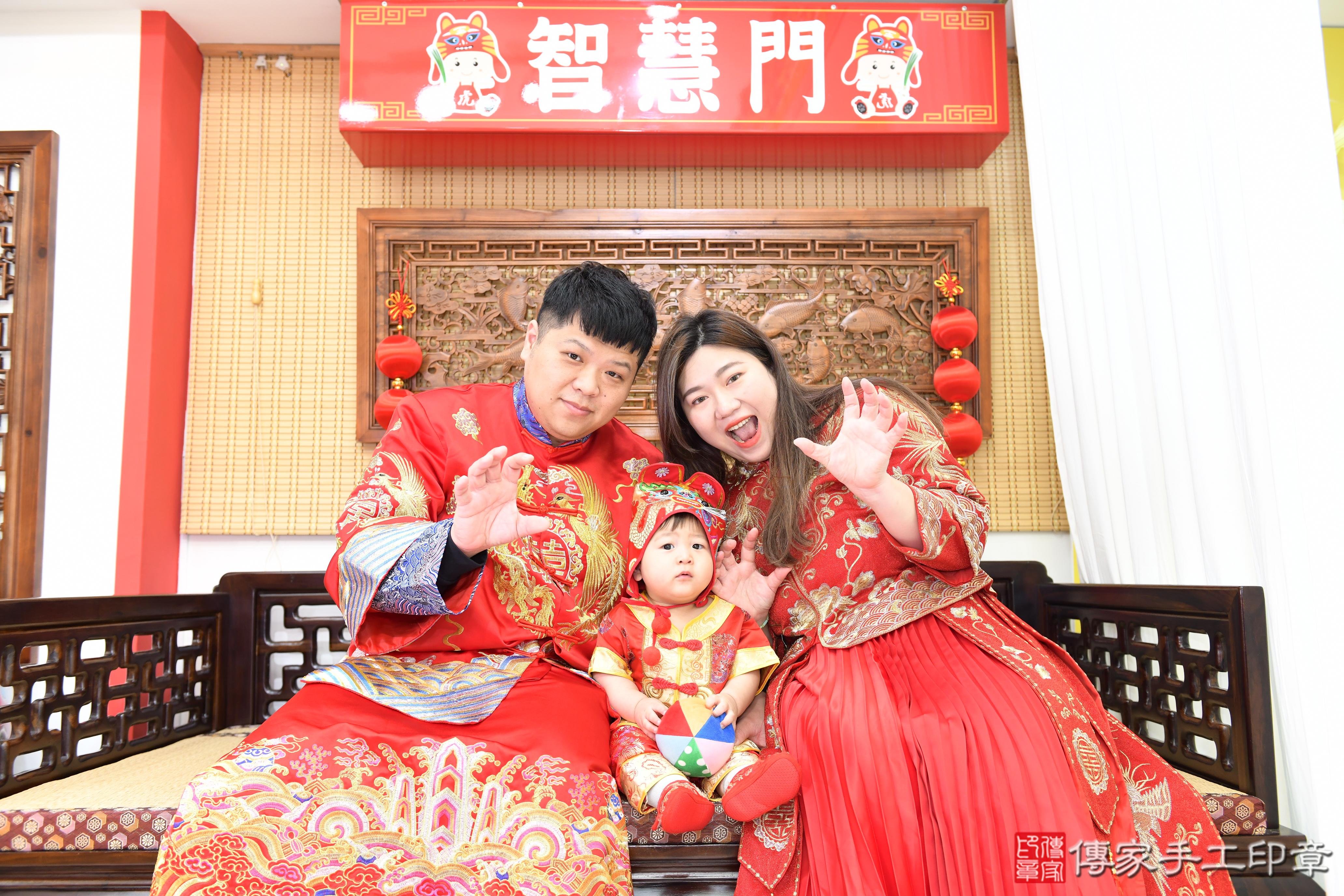 傳家手工印章台南店、抓周、度脺、美式風會場、傳家嬰兒古禮、吉祥話、抓周道具物品24種、拍照。抓周證書。寶寶抓周、滿周歲、生日快樂、祝福