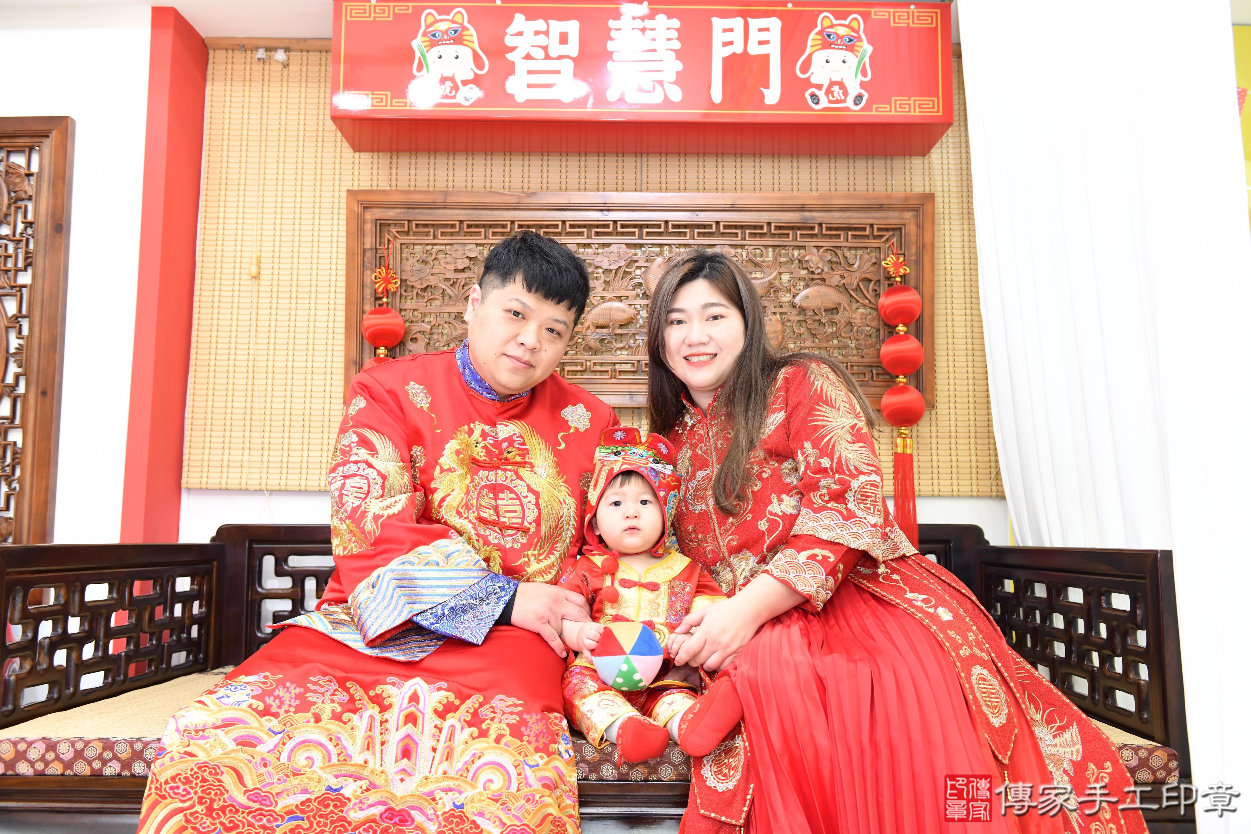 傳家手工印章台南店、抓周、度脺、美式風會場、傳家嬰兒古禮、吉祥話、抓周道具物品24種、拍照。抓周證書。寶寶抓周、滿周歲、生日快樂、祝福