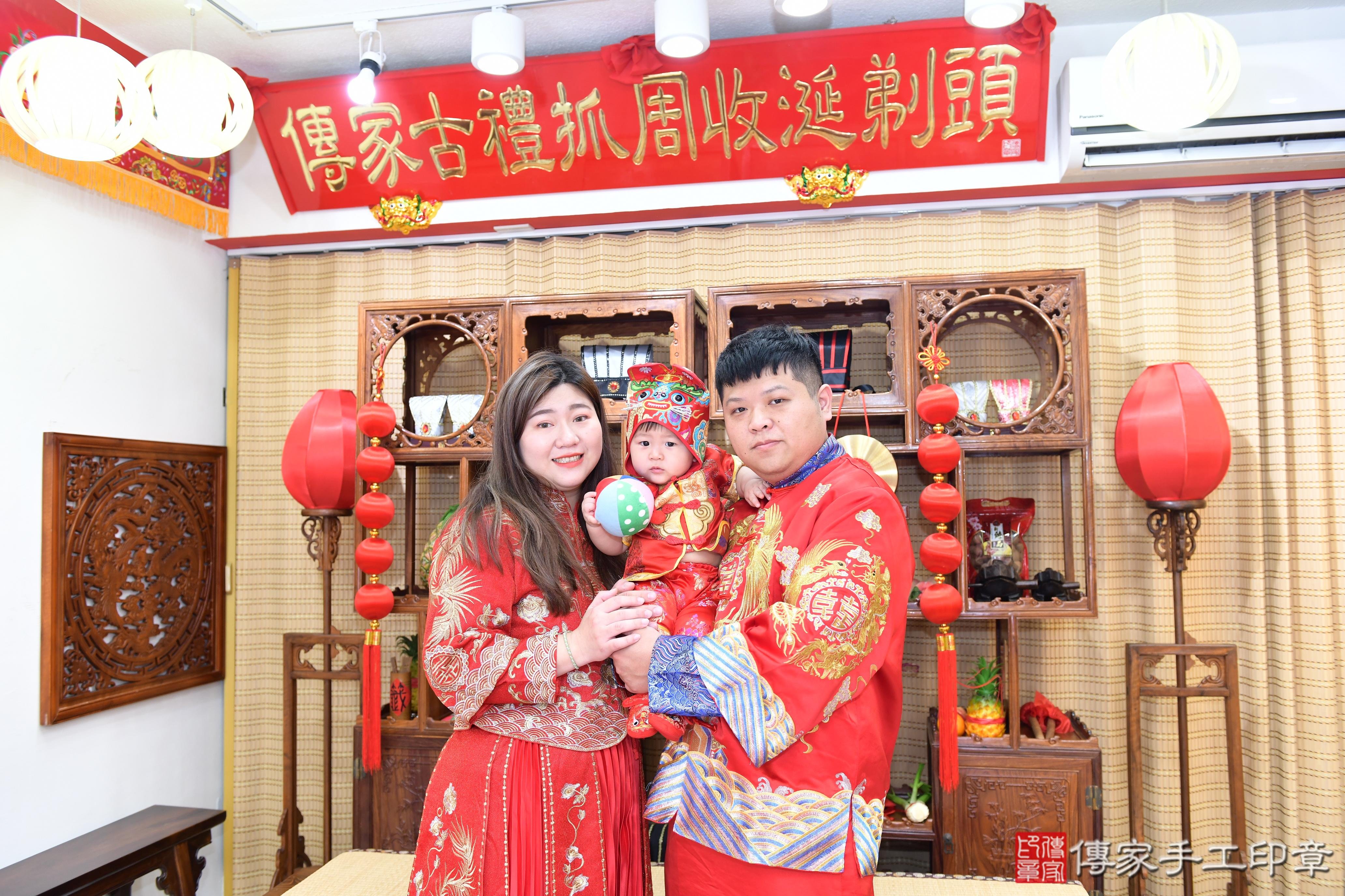 傳家手工印章台南店、抓周、度脺、美式風會場、傳家嬰兒古禮、吉祥話、抓周道具物品24種、拍照。抓周證書。寶寶抓周、滿周歲、生日快樂、祝福