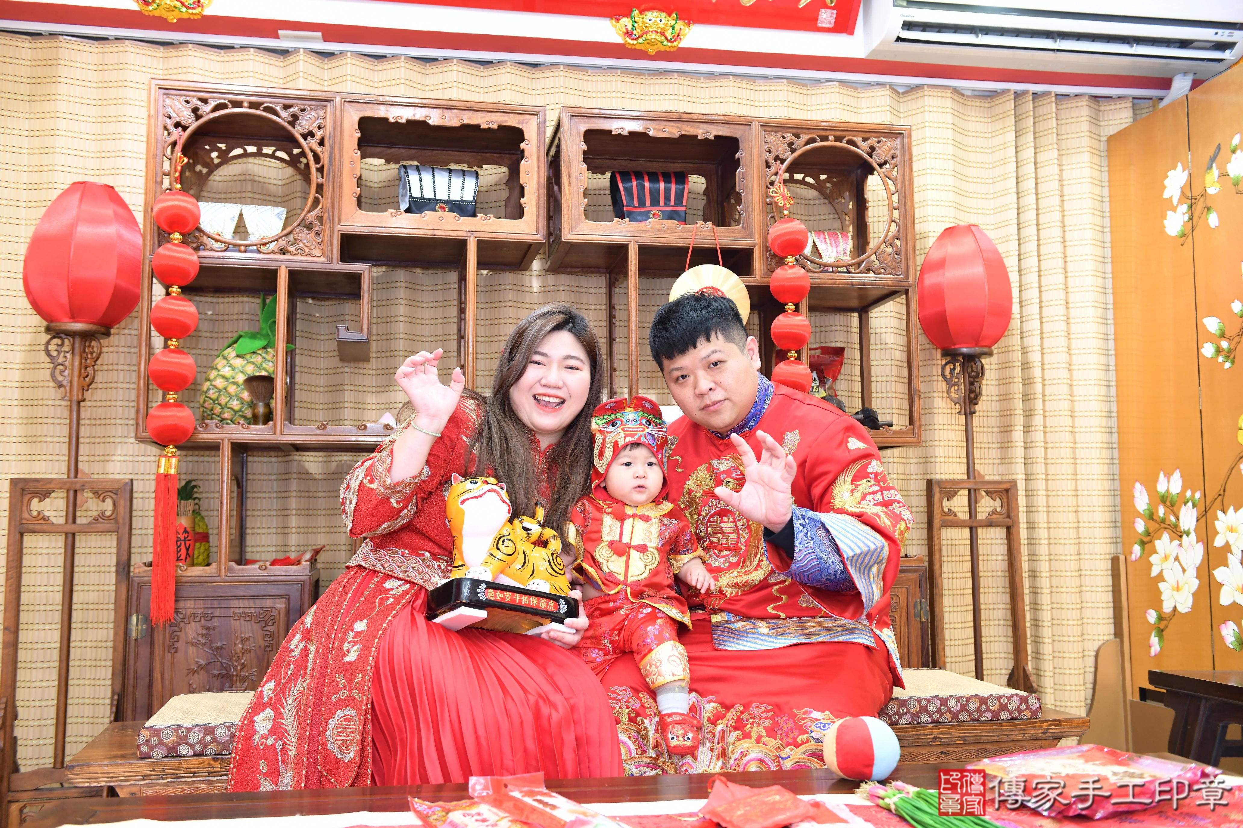 傳家手工印章台南店、抓周、度脺、美式風會場、傳家嬰兒古禮、吉祥話、抓周道具物品24種、拍照。抓周證書。寶寶抓周、滿周歲、生日快樂、祝福