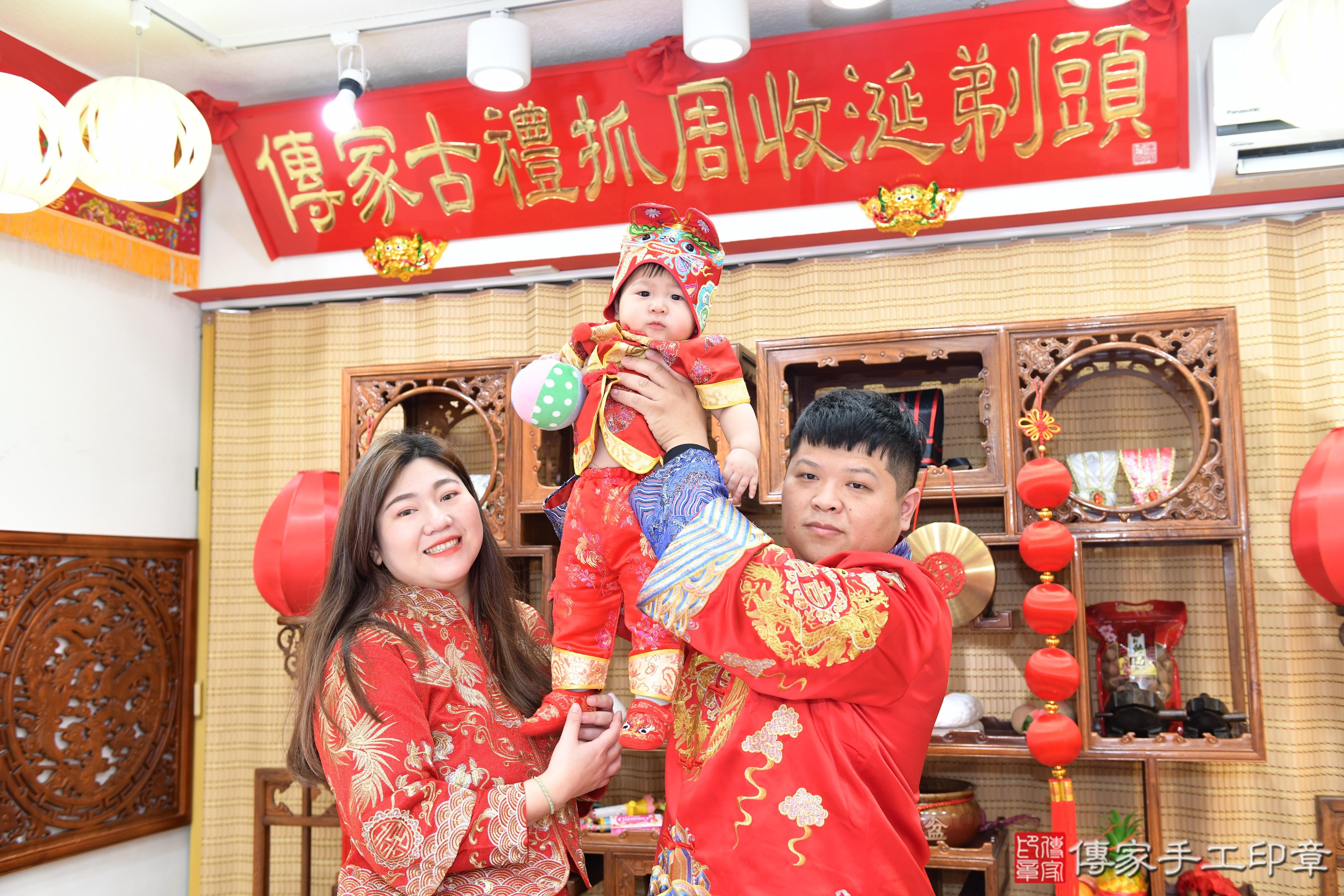 傳家手工印章台南店、抓周、度脺、美式風會場、傳家嬰兒古禮、吉祥話、抓周道具物品24種、拍照。抓周證書。寶寶抓周、滿周歲、生日快樂、祝福