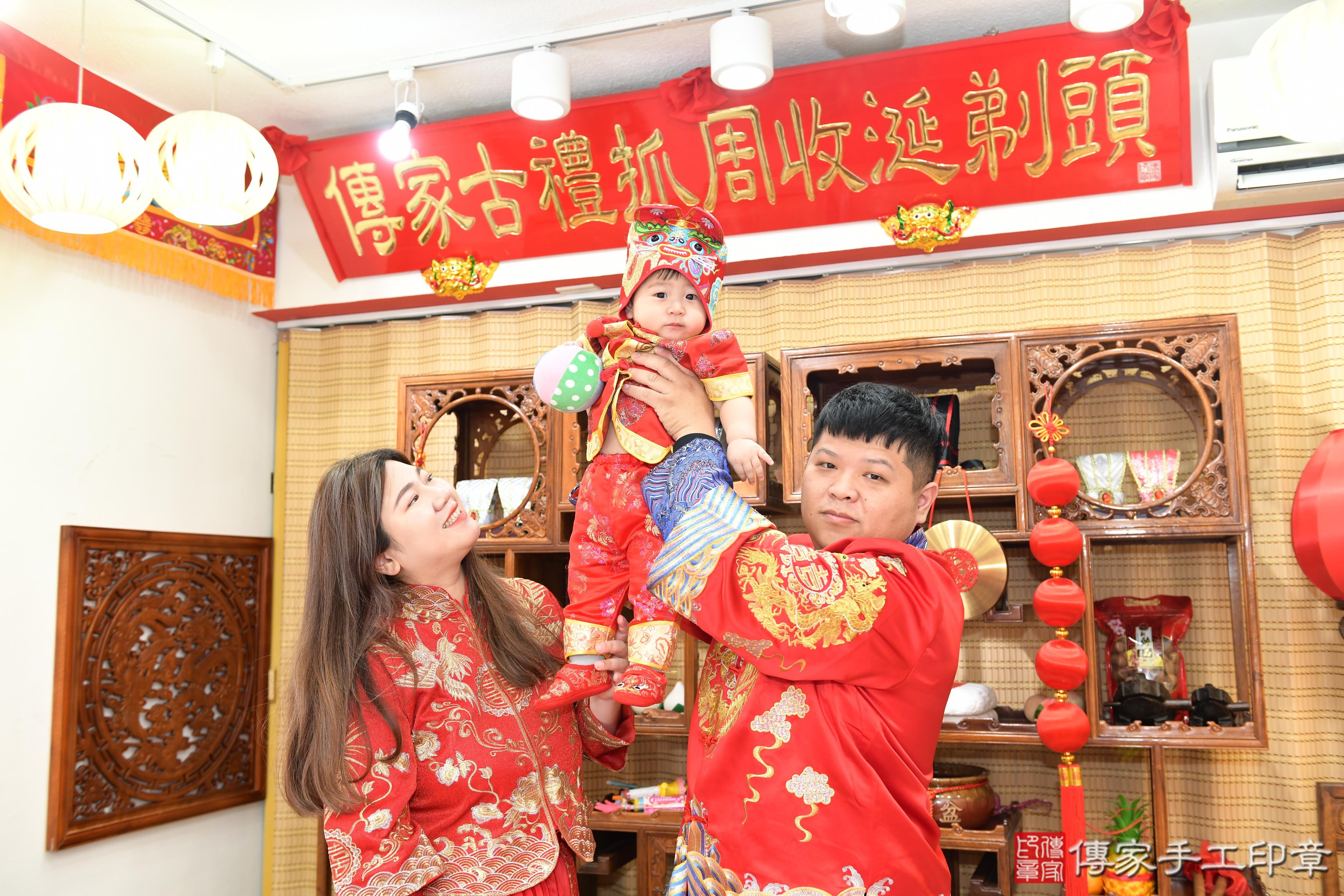 傳家手工印章台南店、抓周、度脺、美式風會場、傳家嬰兒古禮、吉祥話、抓周道具物品24種、拍照。抓周證書。寶寶抓周、滿周歲、生日快樂、祝福