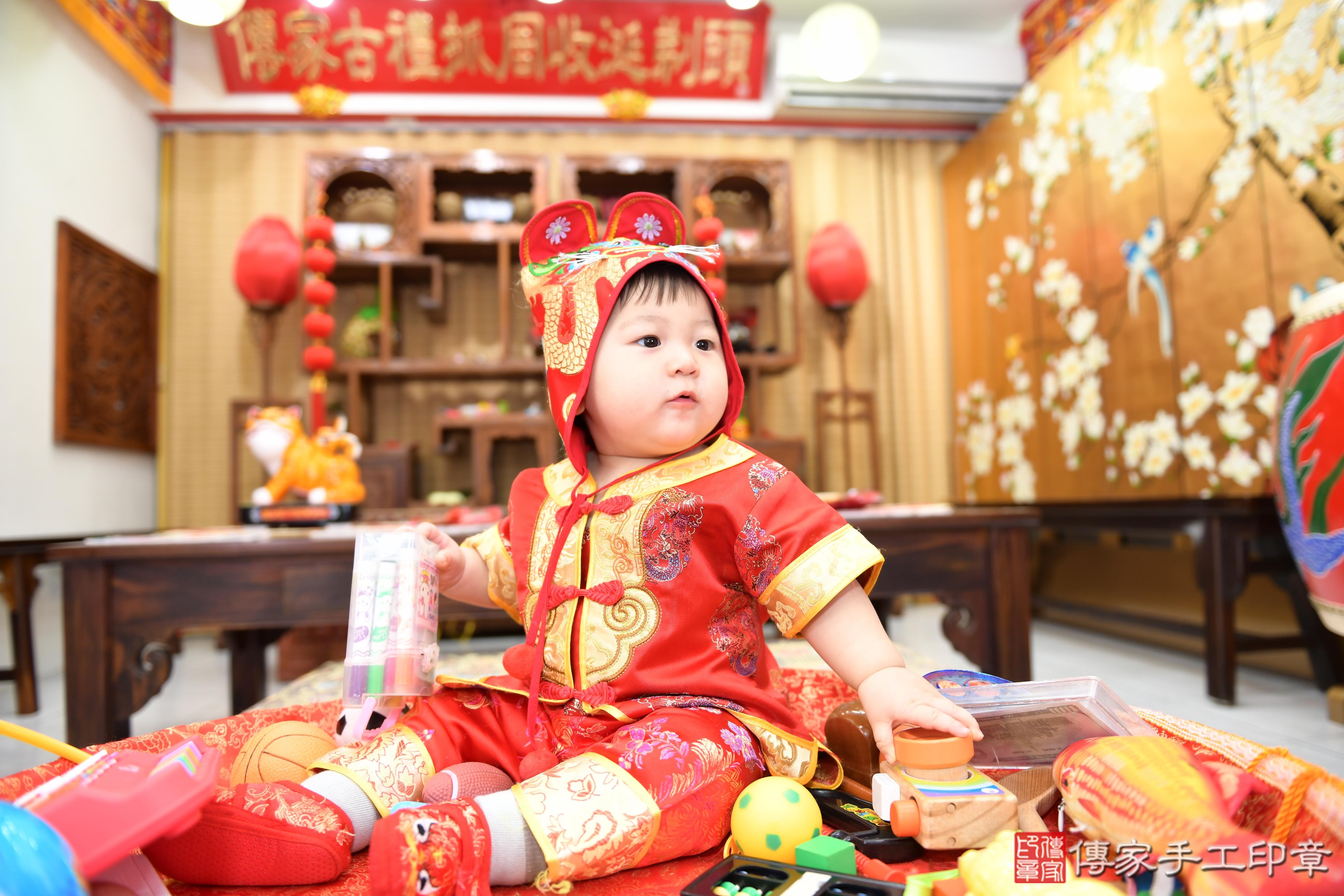 傳家手工印章台南店、抓周、度脺、美式風會場、傳家嬰兒古禮、吉祥話、抓周道具物品24種、拍照。抓周證書。寶寶抓周、滿周歲、生日快樂、祝福