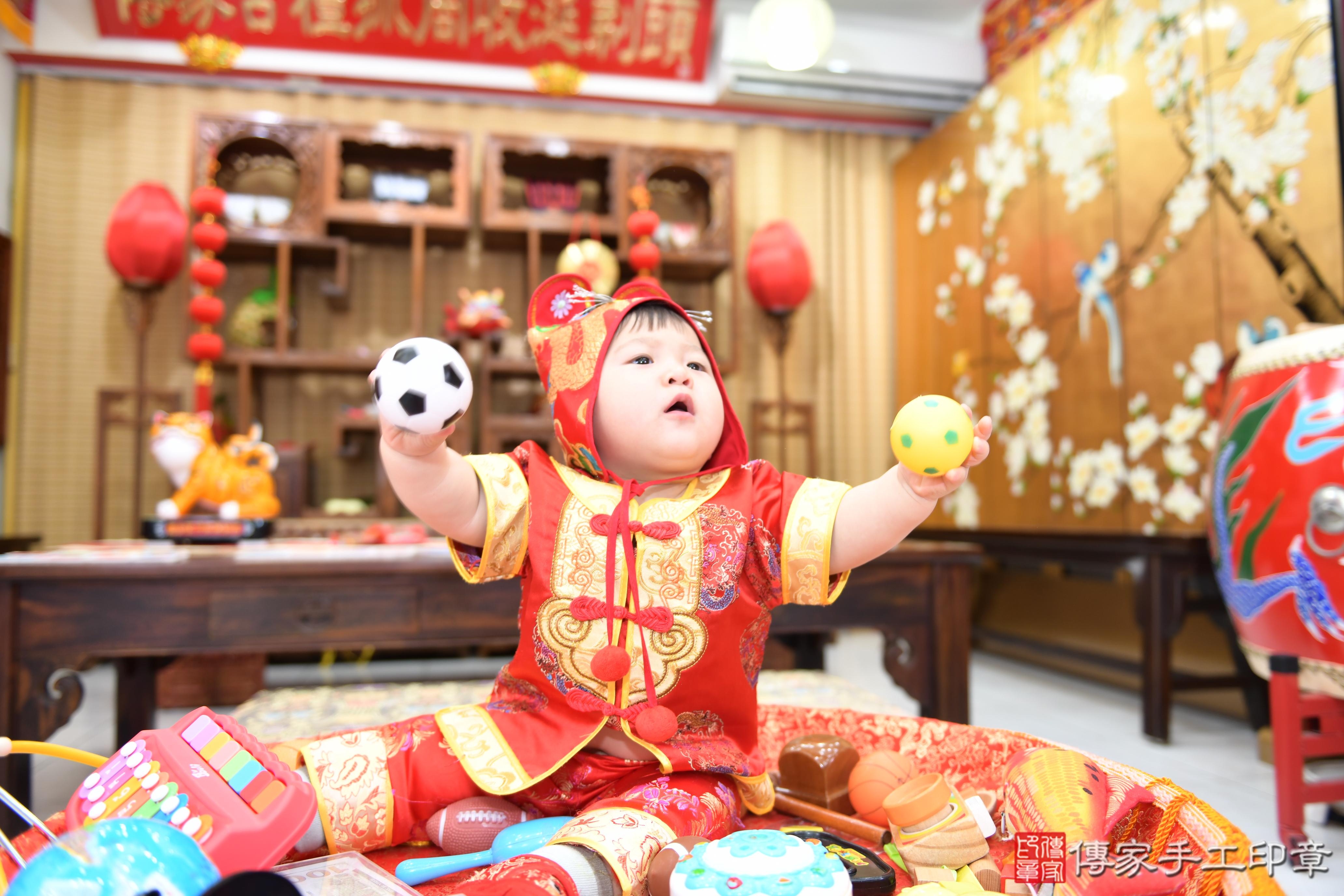 傳家手工印章台南店、抓周、度脺、美式風會場、傳家嬰兒古禮、吉祥話、抓周道具物品24種、拍照。抓周證書。寶寶抓周、滿周歲、生日快樂、祝福