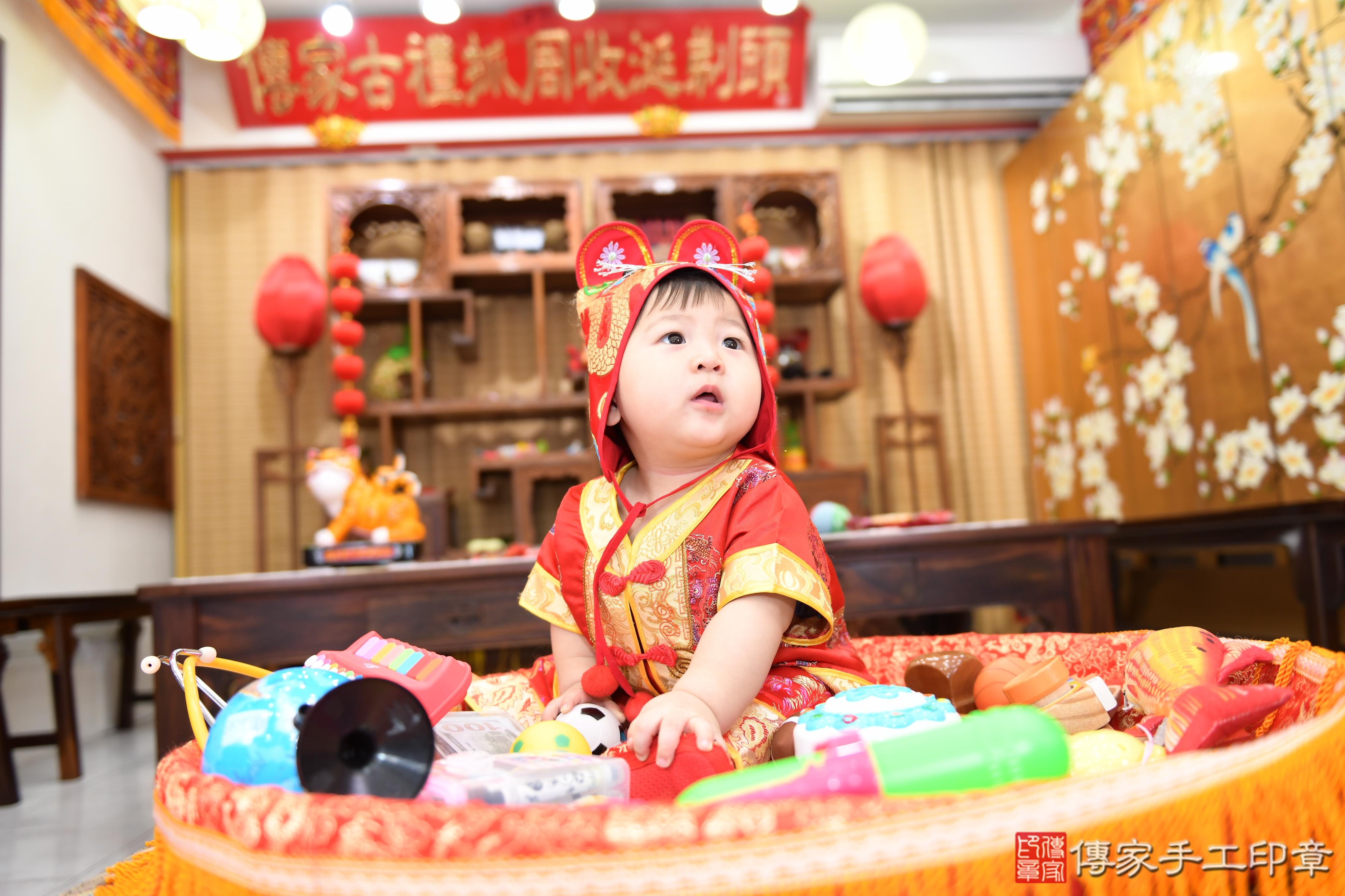 傳家手工印章台南店、抓周、度脺、美式風會場、傳家嬰兒古禮、吉祥話、抓周道具物品24種、拍照。抓周證書。寶寶抓周、滿周歲、生日快樂、祝福