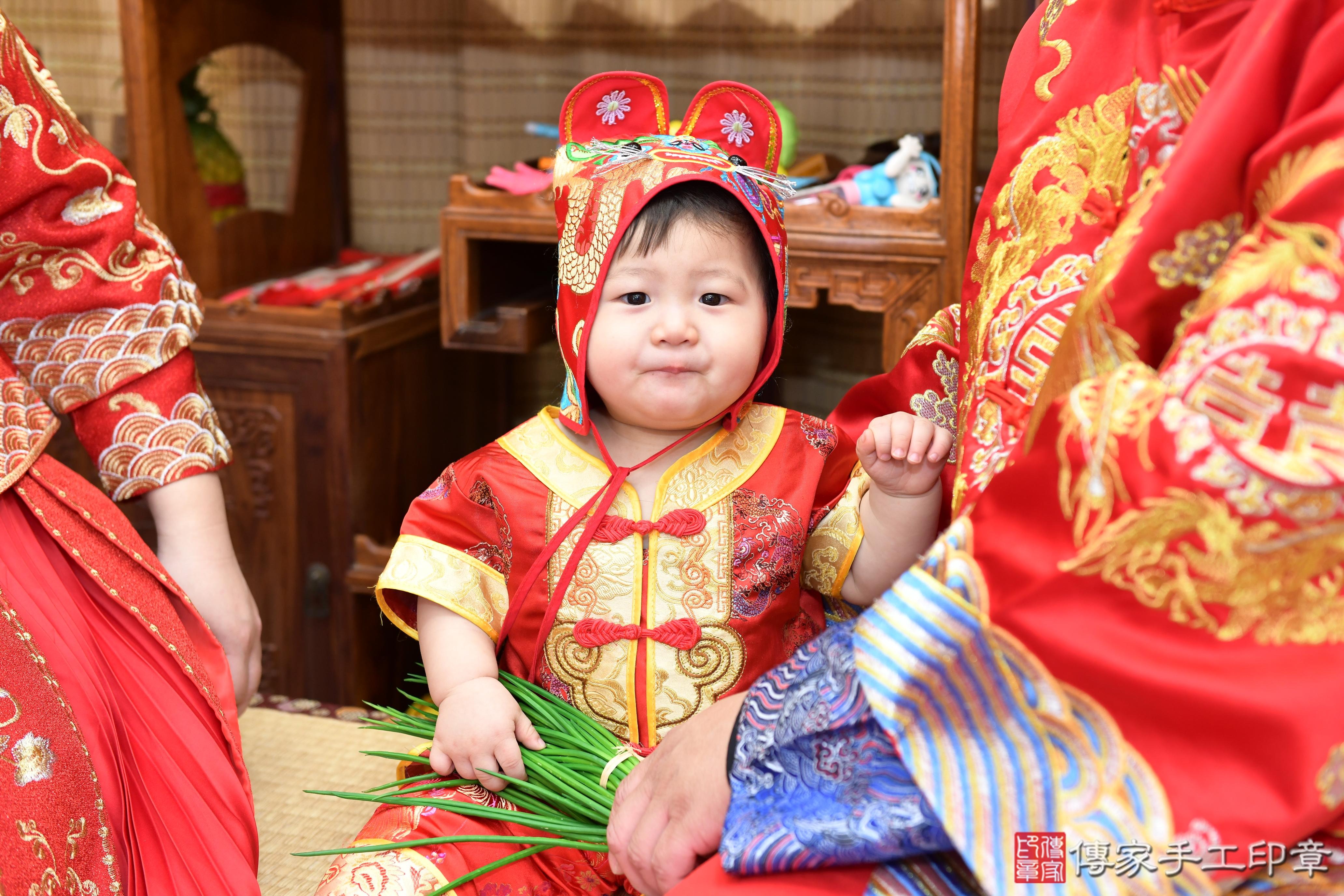 傳家手工印章台南店、抓周、度脺、美式風會場、傳家嬰兒古禮、吉祥話、抓周道具物品24種、拍照。抓周證書。寶寶抓周、滿周歲、生日快樂、祝福