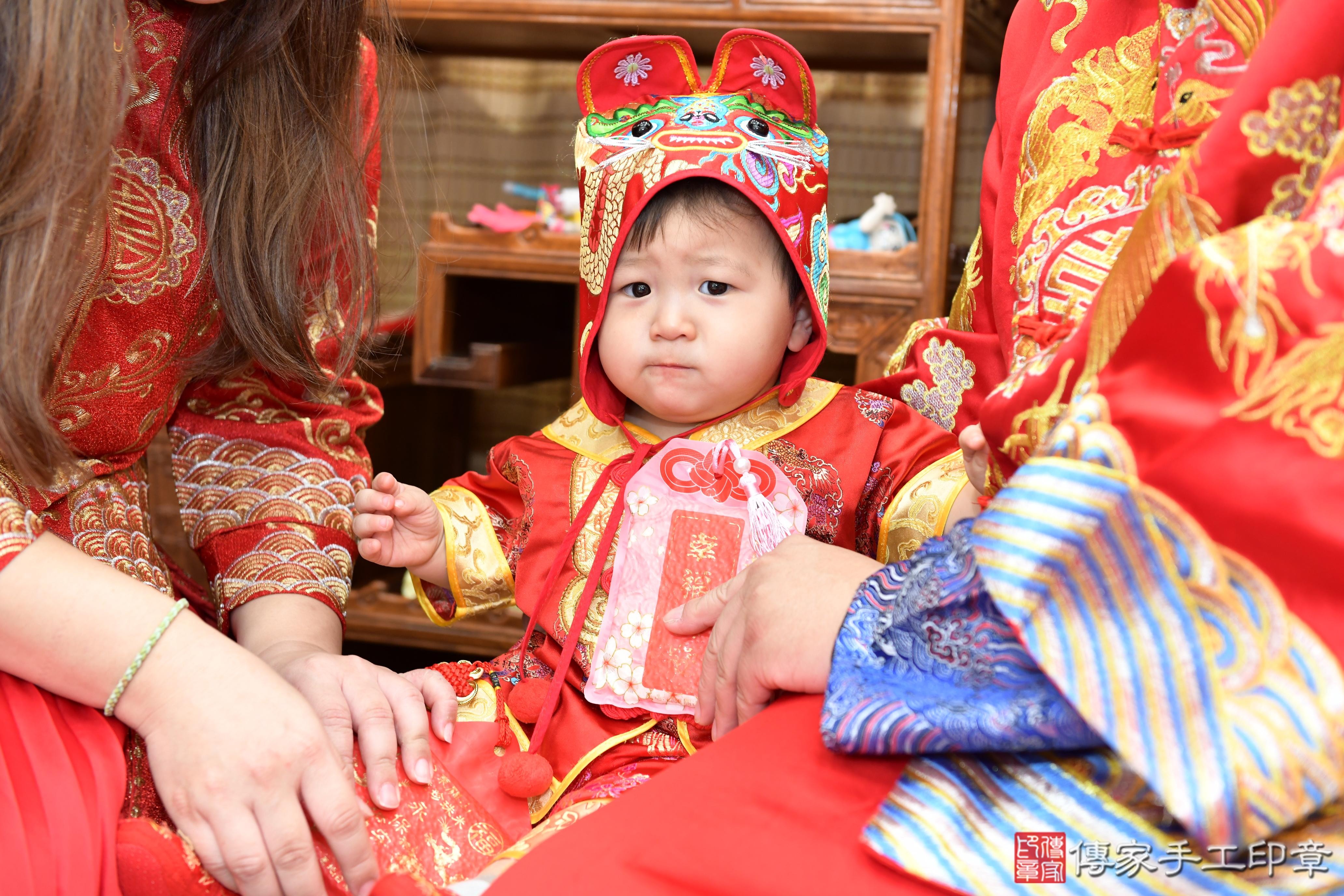 傳家手工印章台南店、抓周、度脺、美式風會場、傳家嬰兒古禮、吉祥話、抓周道具物品24種、拍照。抓周證書。寶寶抓周、滿周歲、生日快樂、祝福