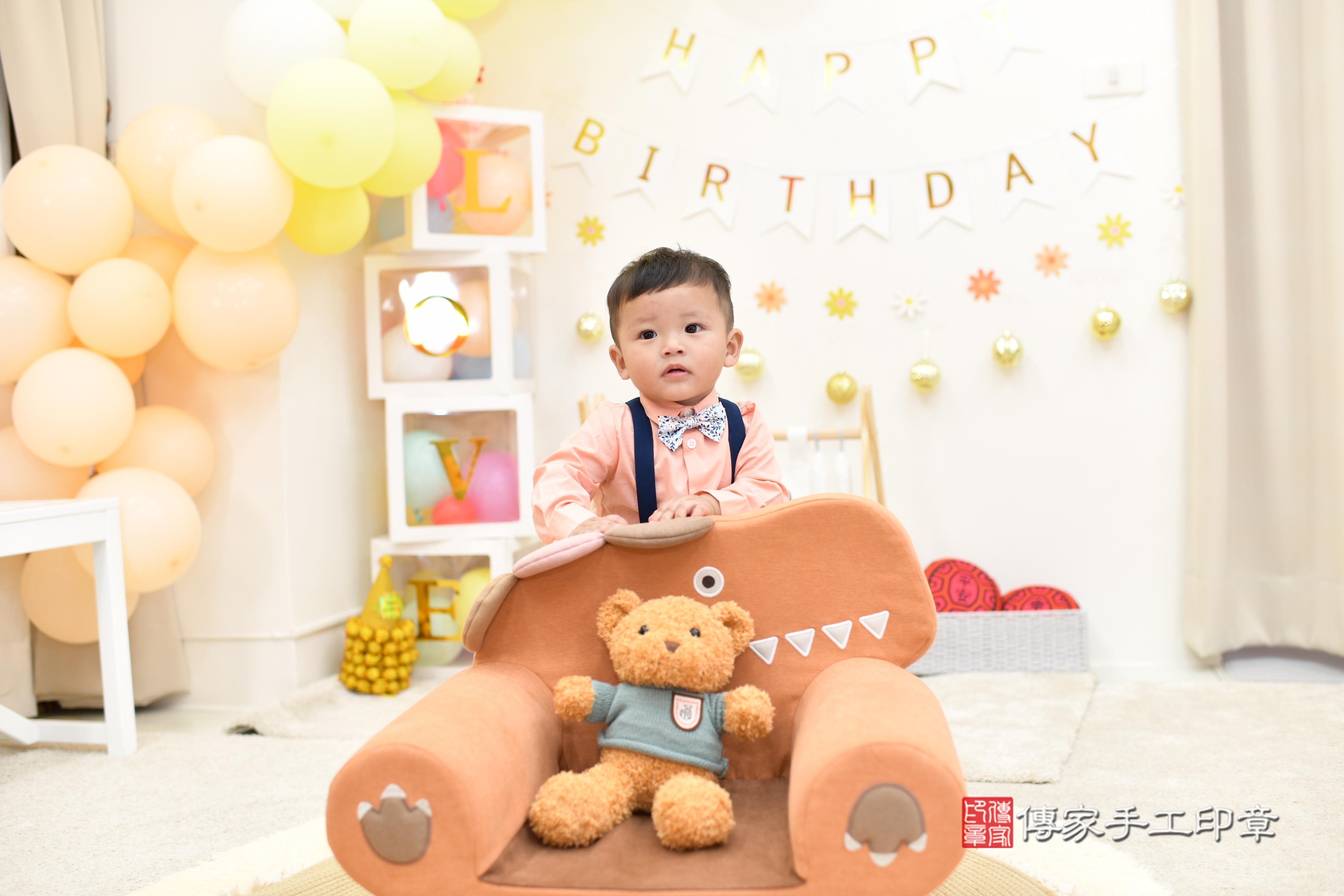 傳家手工印章高雄店、抓周、度脺、美式風會場、傳家嬰兒古禮、吉祥話、抓周道具物品24種、拍照。抓周證書。寶寶抓周、滿周歲、生日快樂、祝福