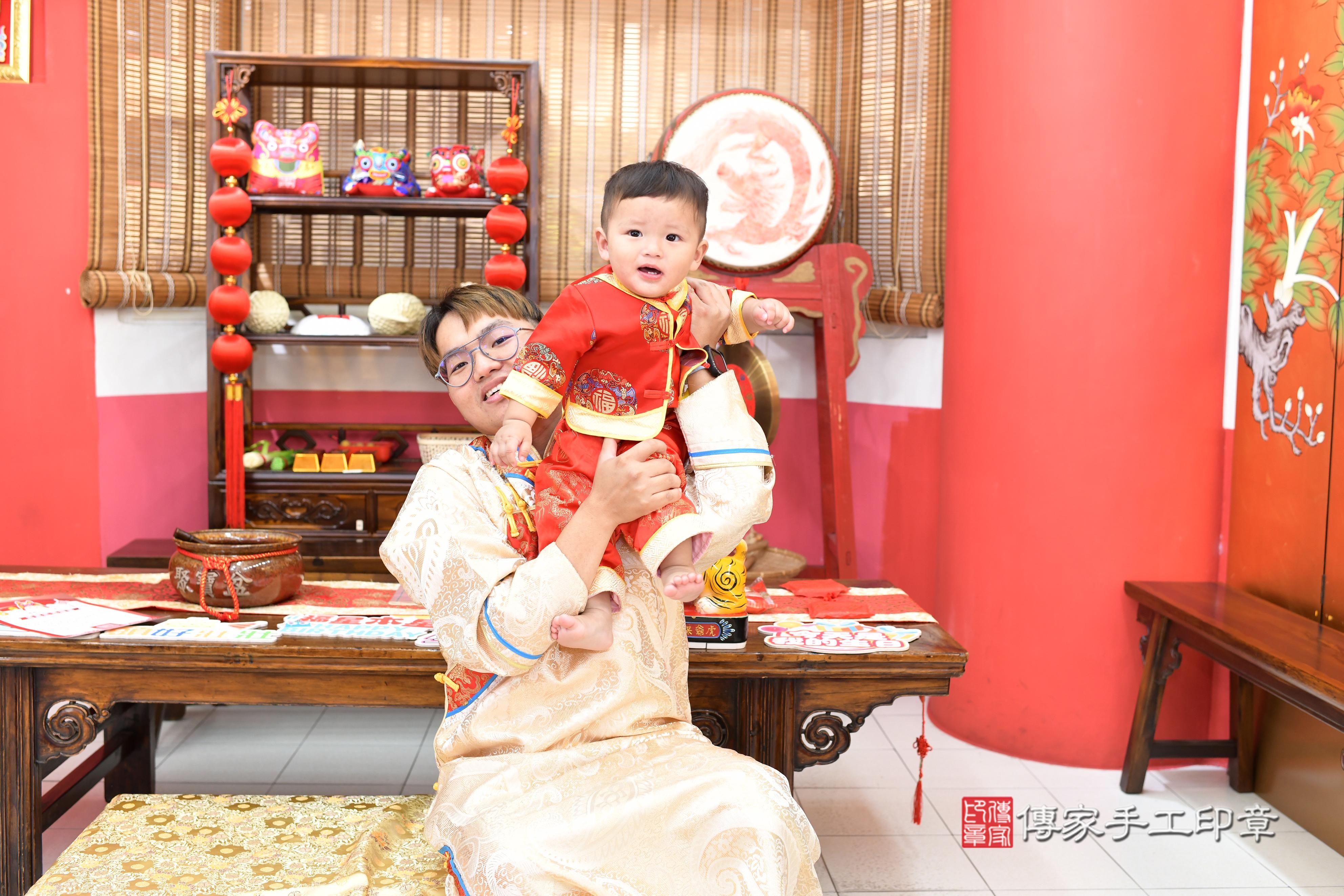 傳家手工印章高雄店、抓周、度脺、美式風會場、傳家嬰兒古禮、吉祥話、抓周道具物品24種、拍照。抓周證書。寶寶抓周、滿周歲、生日快樂、祝福