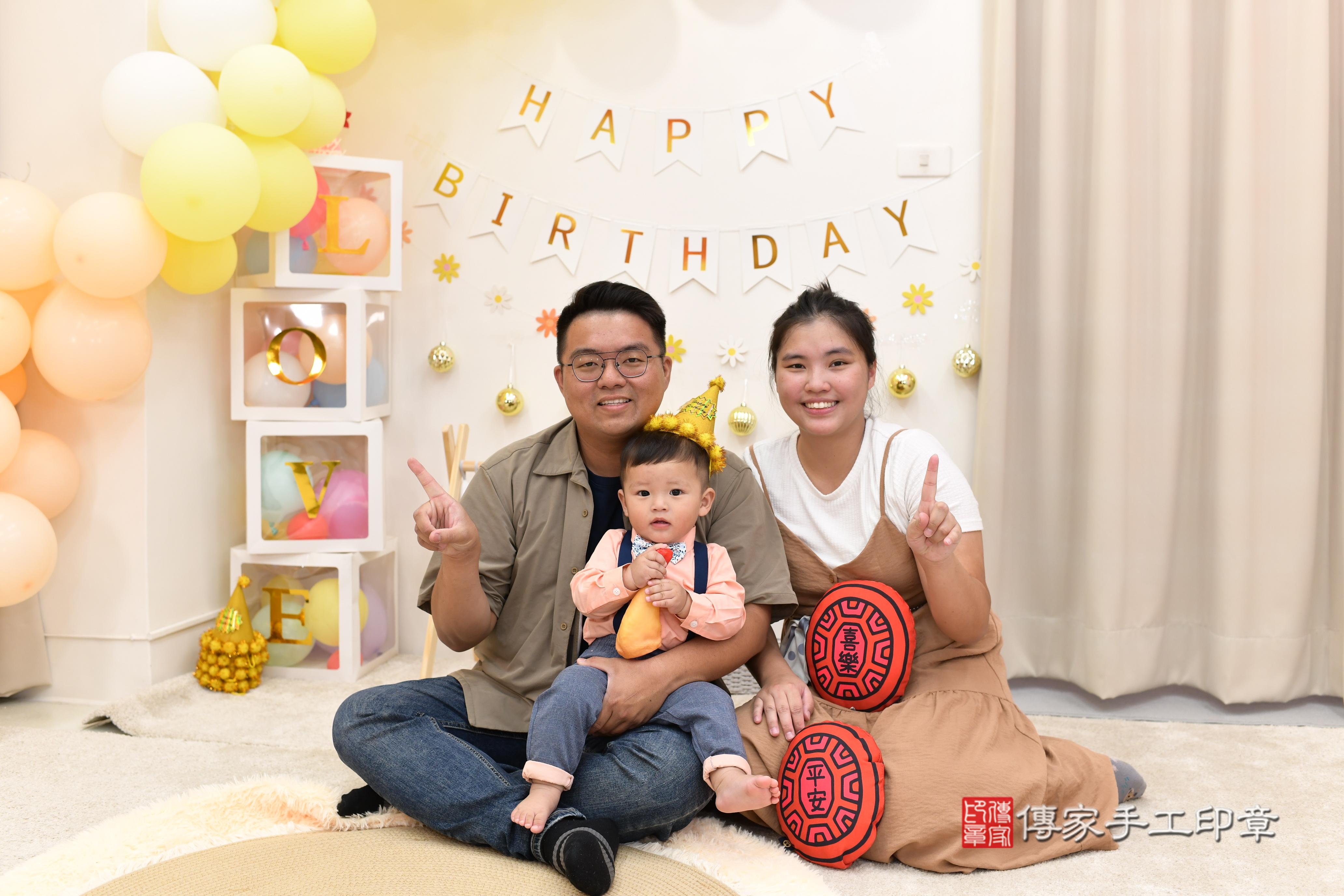 傳家手工印章高雄店、抓周、度脺、美式風會場、傳家嬰兒古禮、吉祥話、抓周道具物品24種、拍照。抓周證書。寶寶抓周、滿周歲、生日快樂、祝福