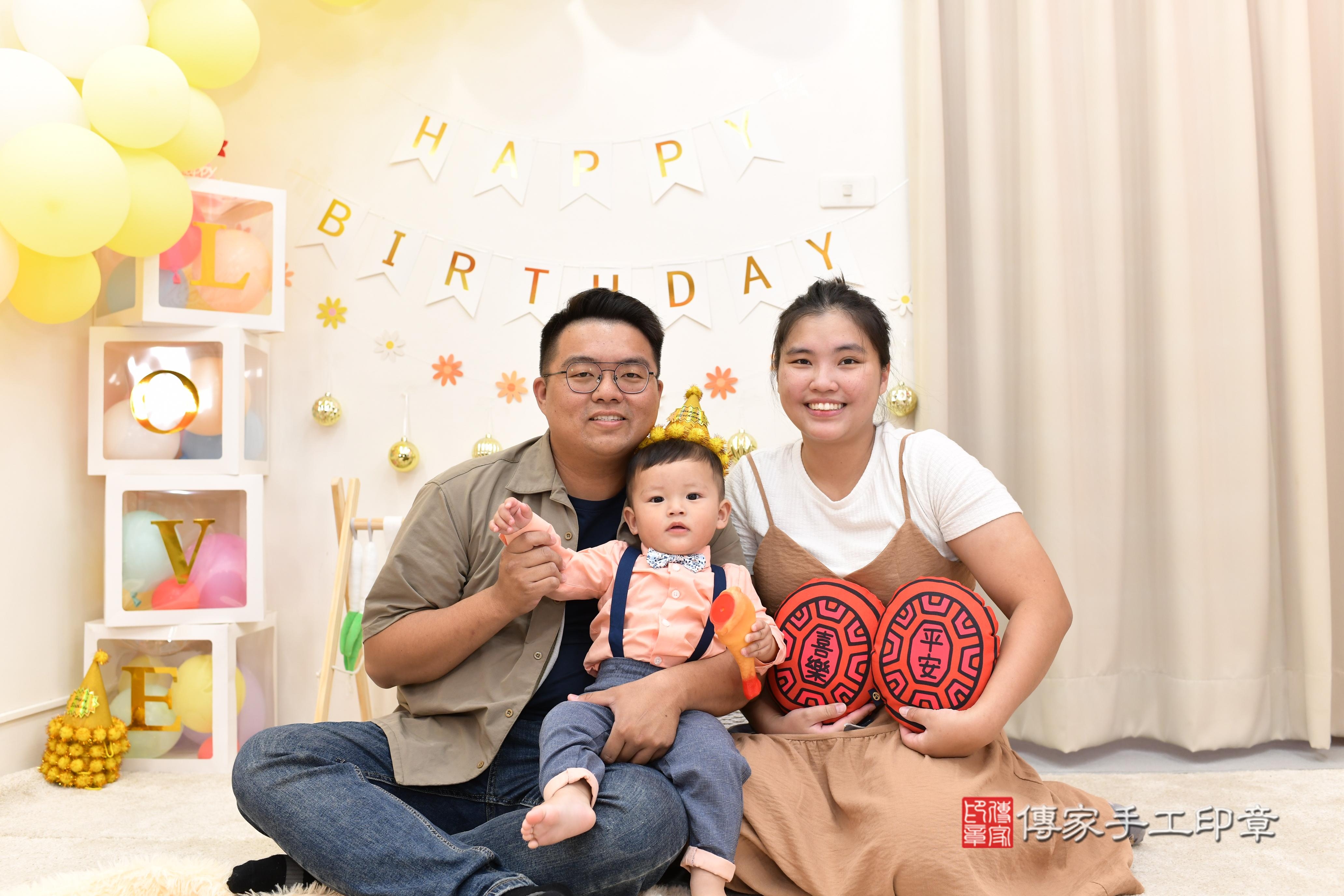 傳家手工印章高雄店、抓周、度脺、美式風會場、傳家嬰兒古禮、吉祥話、抓周道具物品24種、拍照。抓周證書。寶寶抓周、滿周歲、生日快樂、祝福