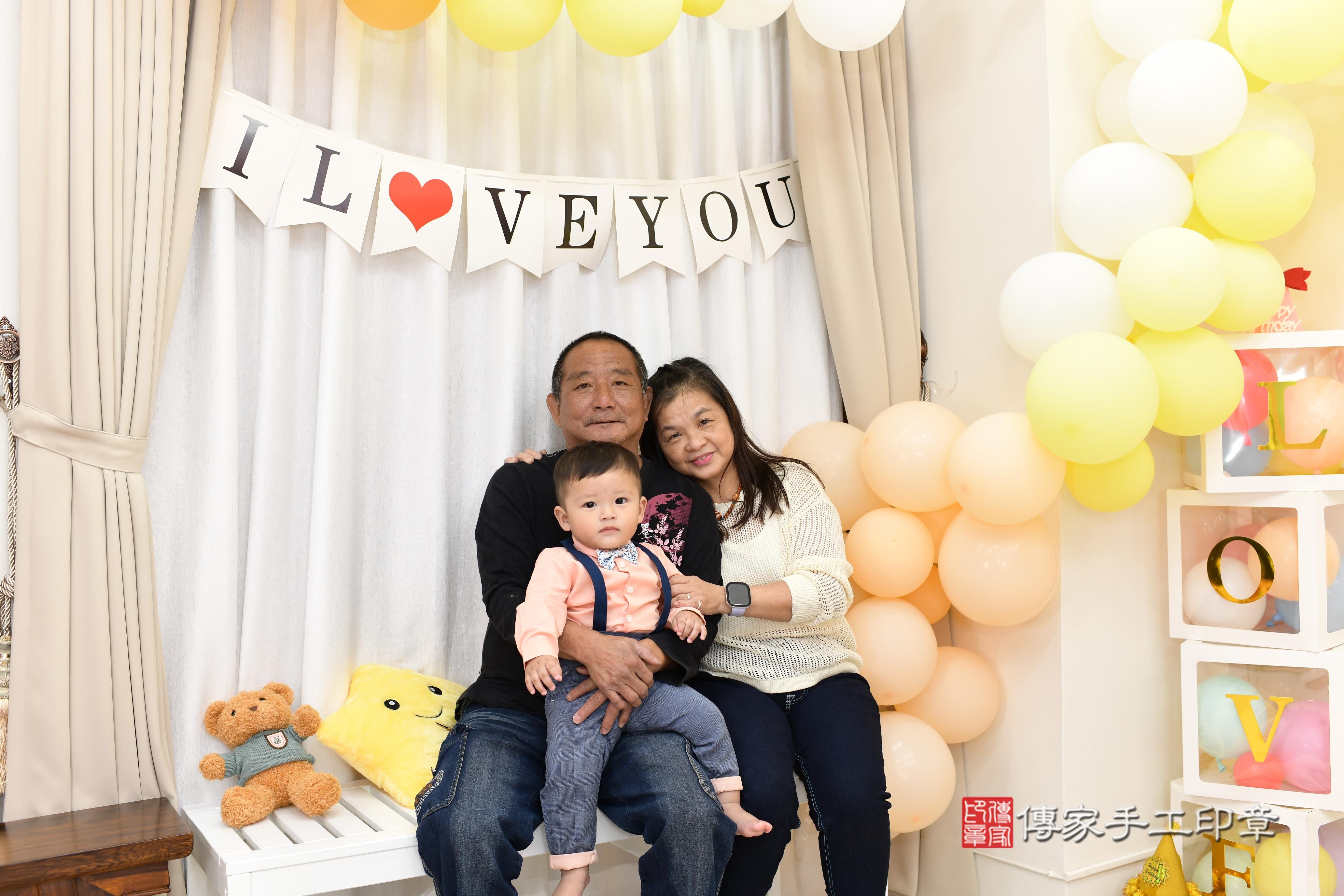 傳家手工印章高雄店、抓周、度脺、美式風會場、傳家嬰兒古禮、吉祥話、抓周道具物品24種、拍照。抓周證書。寶寶抓周、滿周歲、生日快樂、祝福