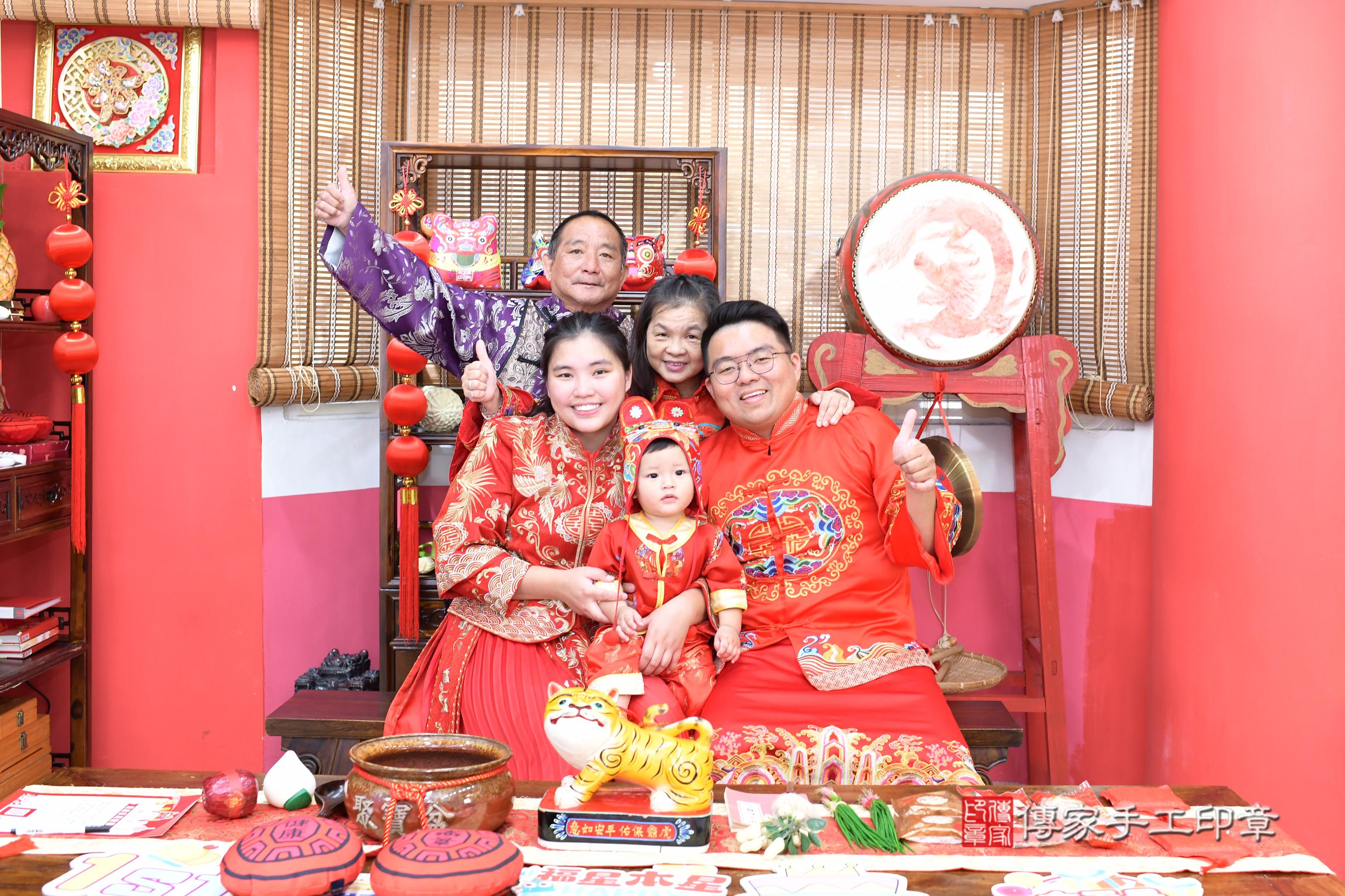 傳家手工印章高雄店、抓周、度脺、美式風會場、傳家嬰兒古禮、吉祥話、抓周道具物品24種、拍照。抓周證書。寶寶抓周、滿周歲、生日快樂、祝福