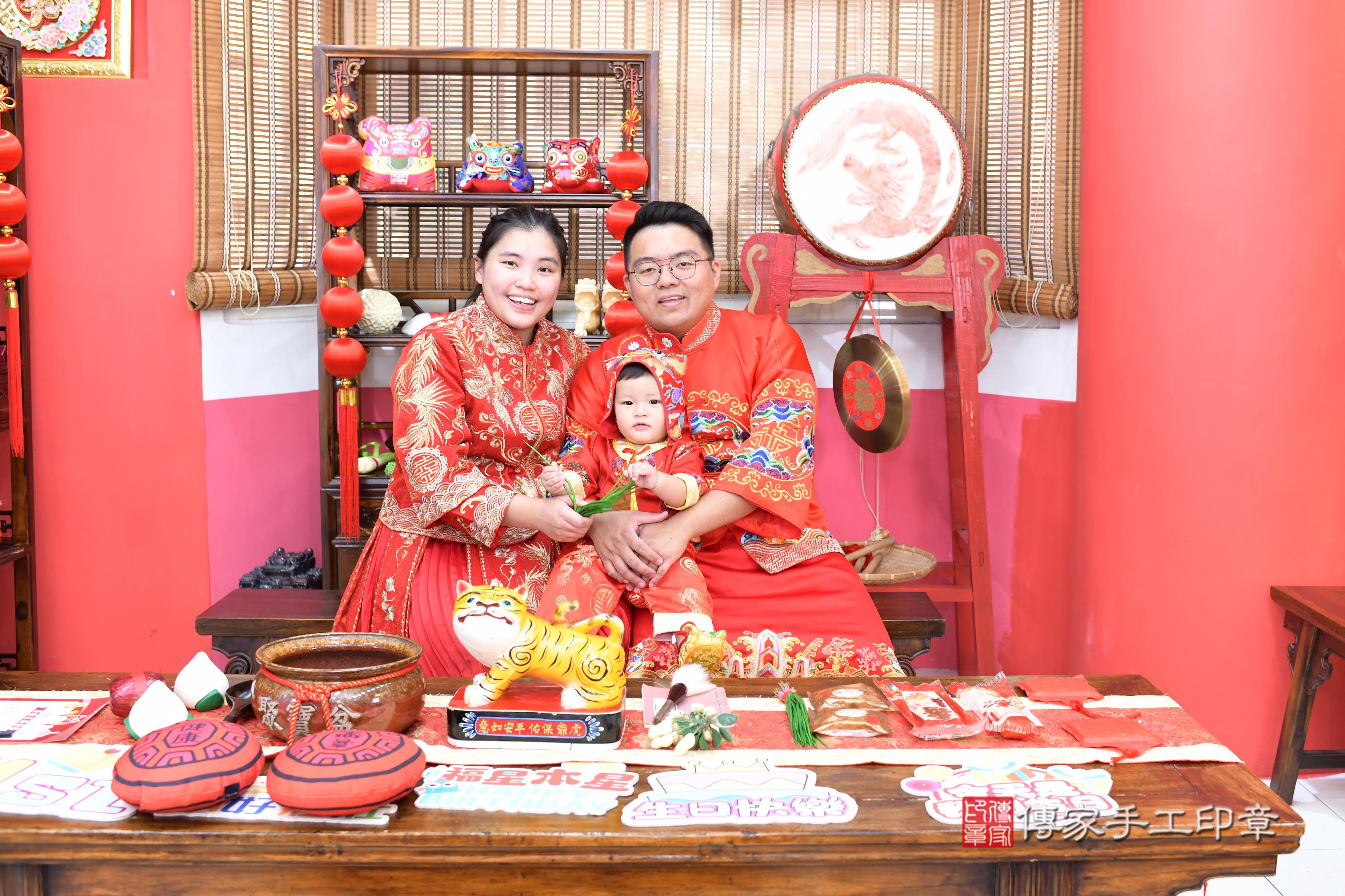 傳家手工印章高雄店、抓周、度脺、美式風會場、傳家嬰兒古禮、吉祥話、抓周道具物品24種、拍照。抓周證書。寶寶抓周、滿周歲、生日快樂、祝福