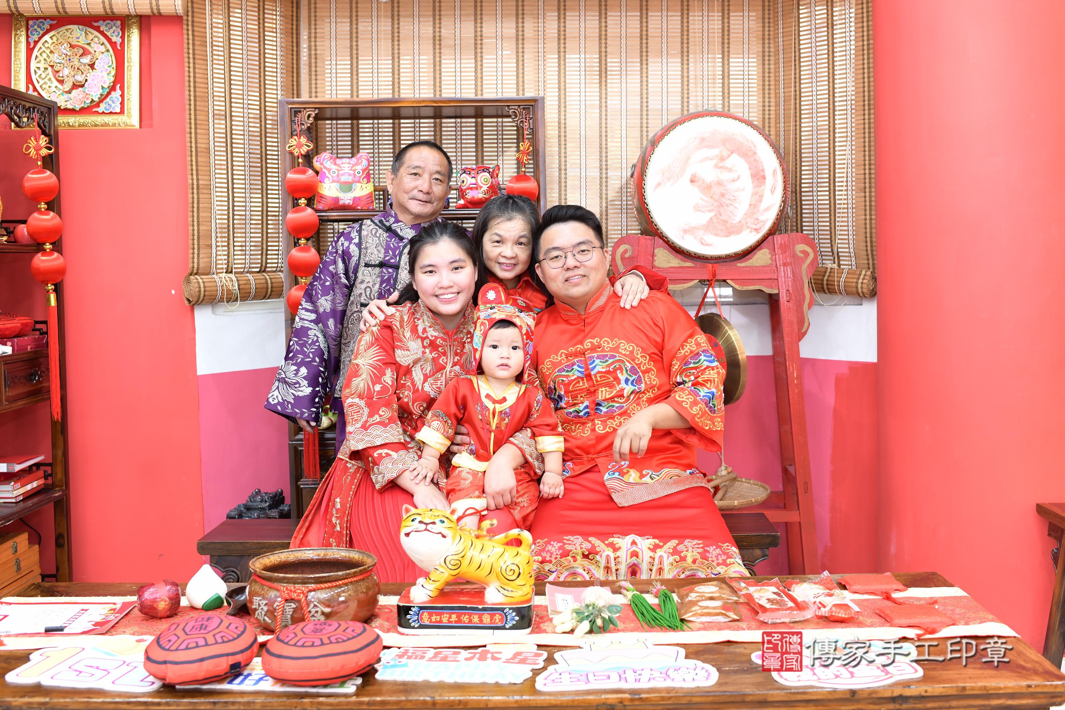 傳家手工印章高雄店、抓周、度脺、美式風會場、傳家嬰兒古禮、吉祥話、抓周道具物品24種、拍照。抓周證書。寶寶抓周、滿周歲、生日快樂、祝福