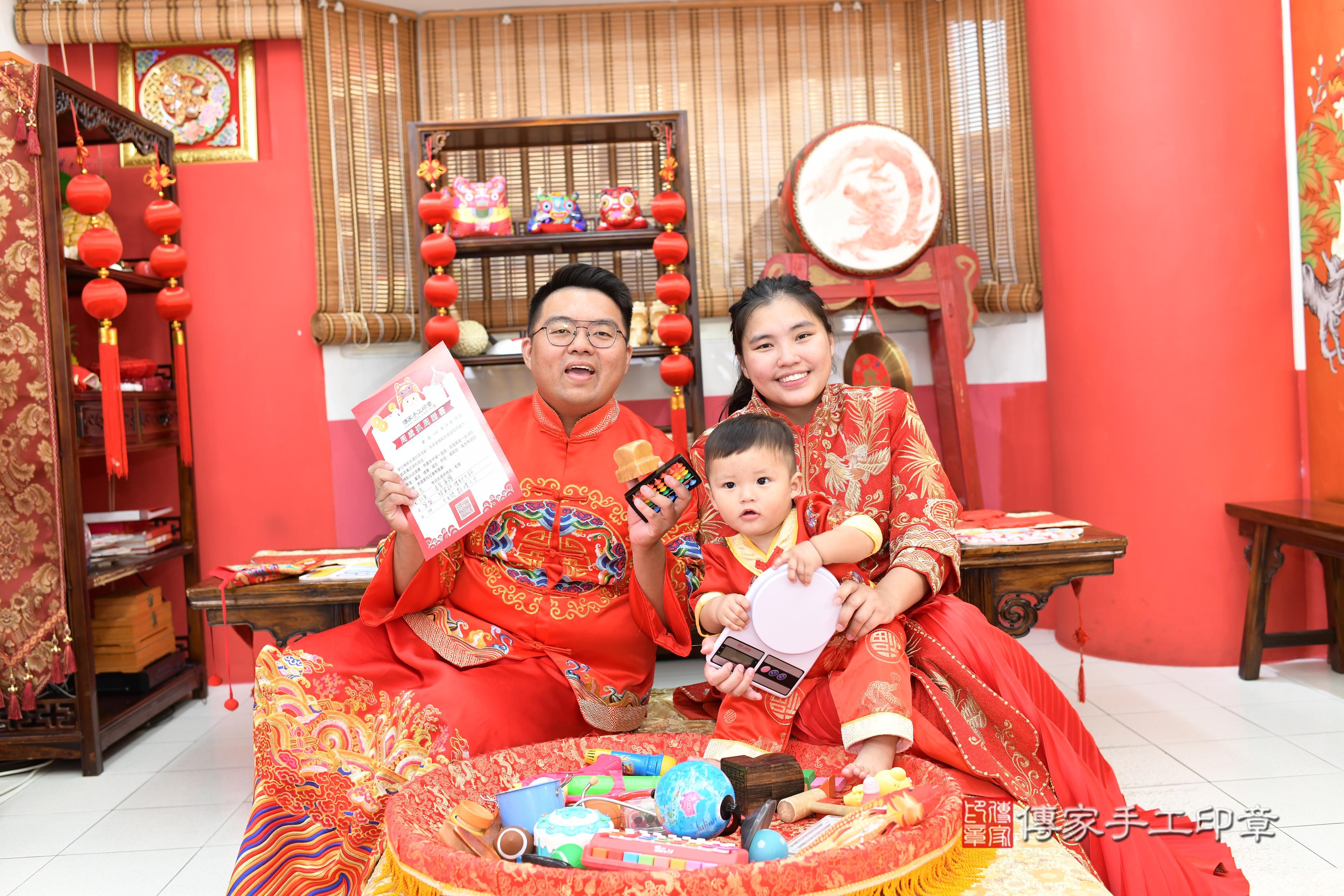 傳家手工印章高雄店、抓周、度脺、美式風會場、傳家嬰兒古禮、吉祥話、抓周道具物品24種、拍照。抓周證書。寶寶抓周、滿周歲、生日快樂、祝福