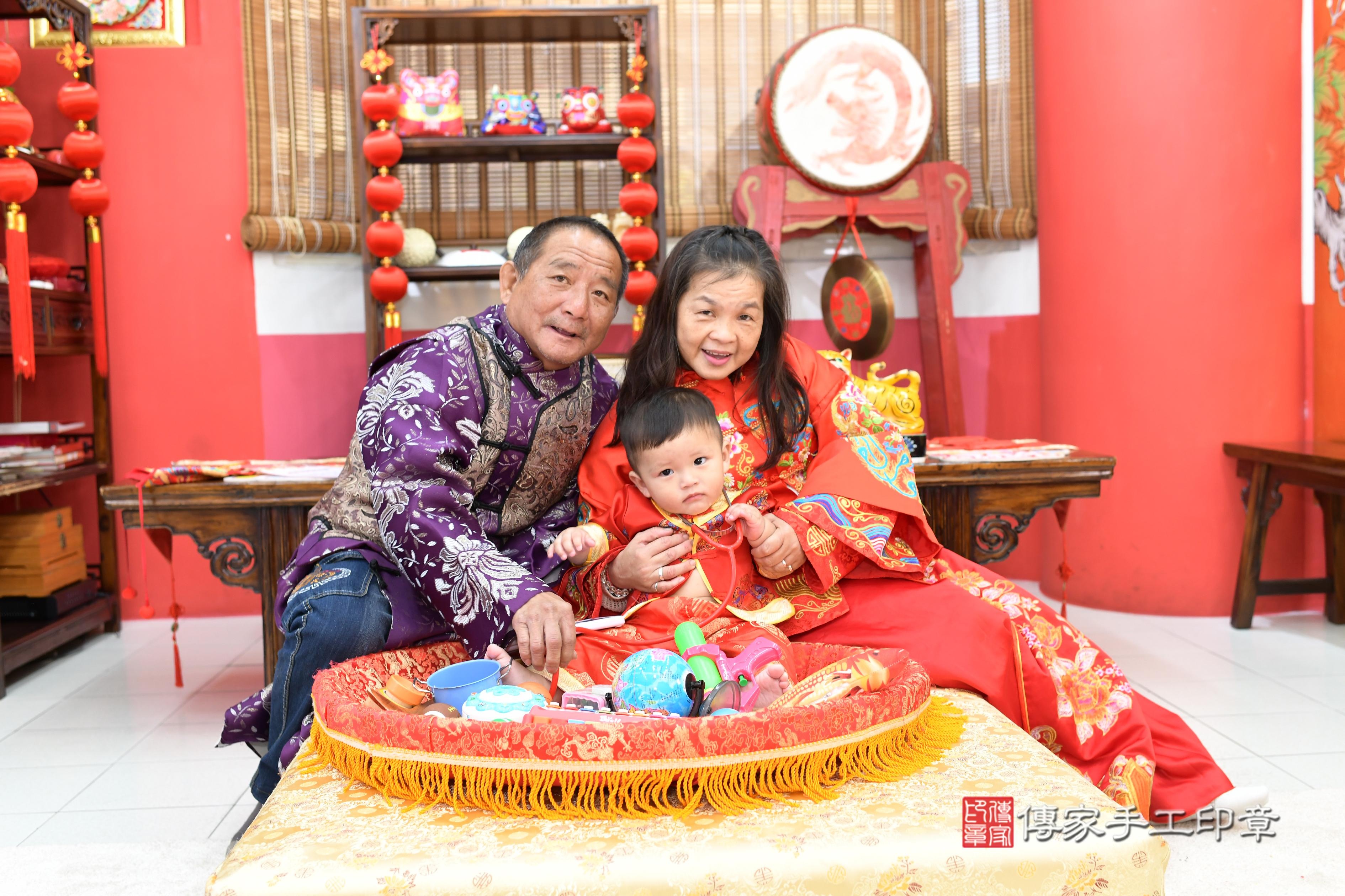 傳家手工印章高雄店、抓周、度脺、美式風會場、傳家嬰兒古禮、吉祥話、抓周道具物品24種、拍照。抓周證書。寶寶抓周、滿周歲、生日快樂、祝福