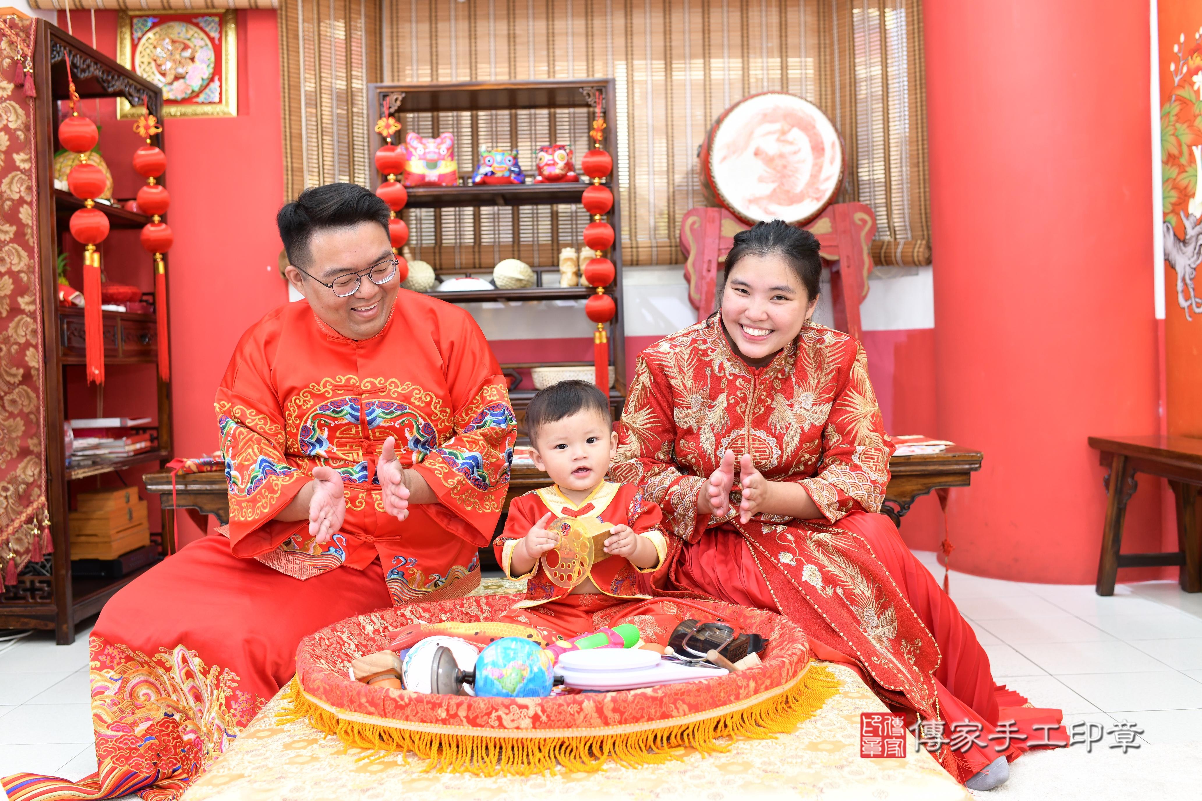 傳家手工印章高雄店、抓周、度脺、美式風會場、傳家嬰兒古禮、吉祥話、抓周道具物品24種、拍照。抓周證書。寶寶抓周、滿周歲、生日快樂、祝福