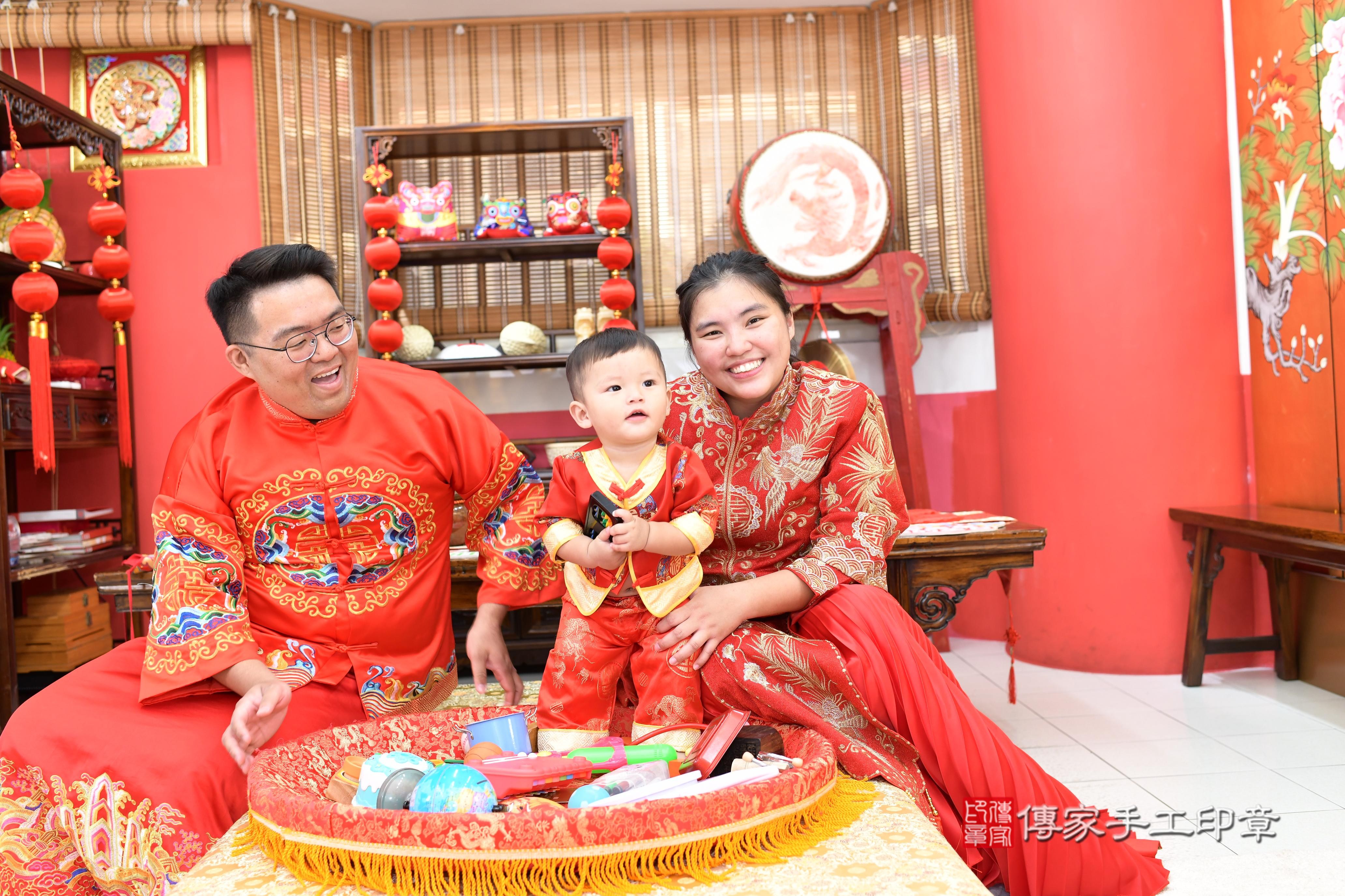 傳家手工印章高雄店、抓周、度脺、美式風會場、傳家嬰兒古禮、吉祥話、抓周道具物品24種、拍照。抓周證書。寶寶抓周、滿周歲、生日快樂、祝福