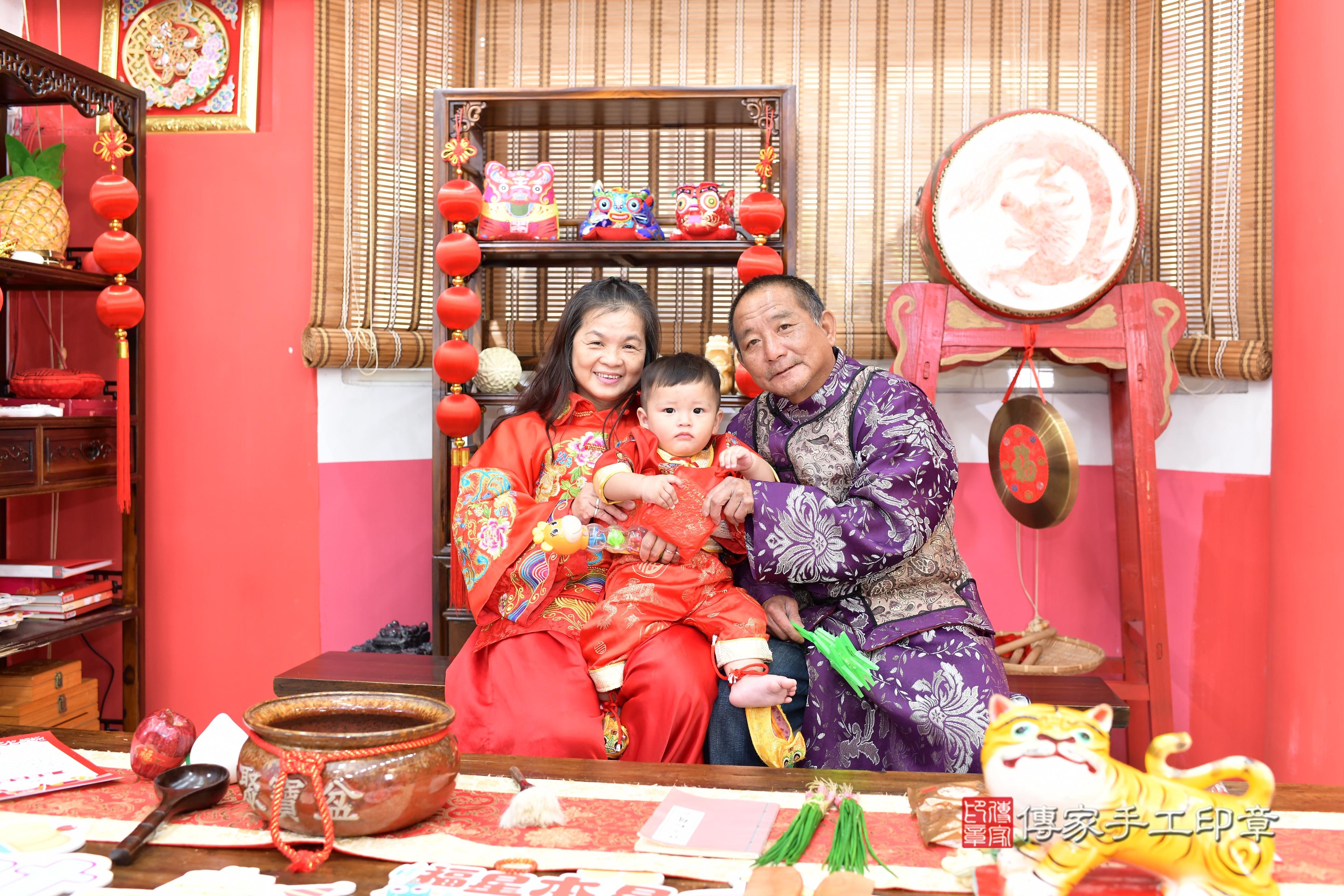 傳家手工印章高雄店、抓周、度脺、美式風會場、傳家嬰兒古禮、吉祥話、抓周道具物品24種、拍照。抓周證書。寶寶抓周、滿周歲、生日快樂、祝福