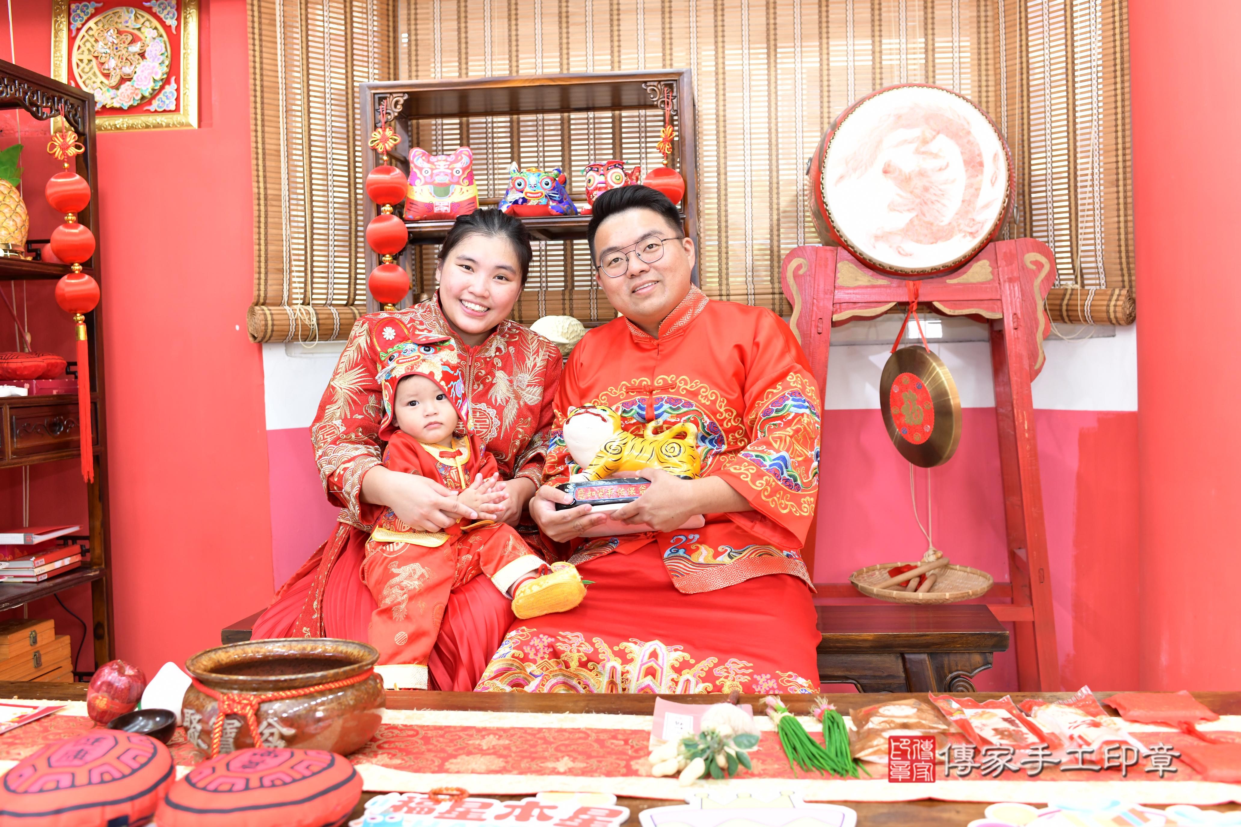 傳家手工印章高雄店、抓周、度脺、美式風會場、傳家嬰兒古禮、吉祥話、抓周道具物品24種、拍照。抓周證書。寶寶抓周、滿周歲、生日快樂、祝福