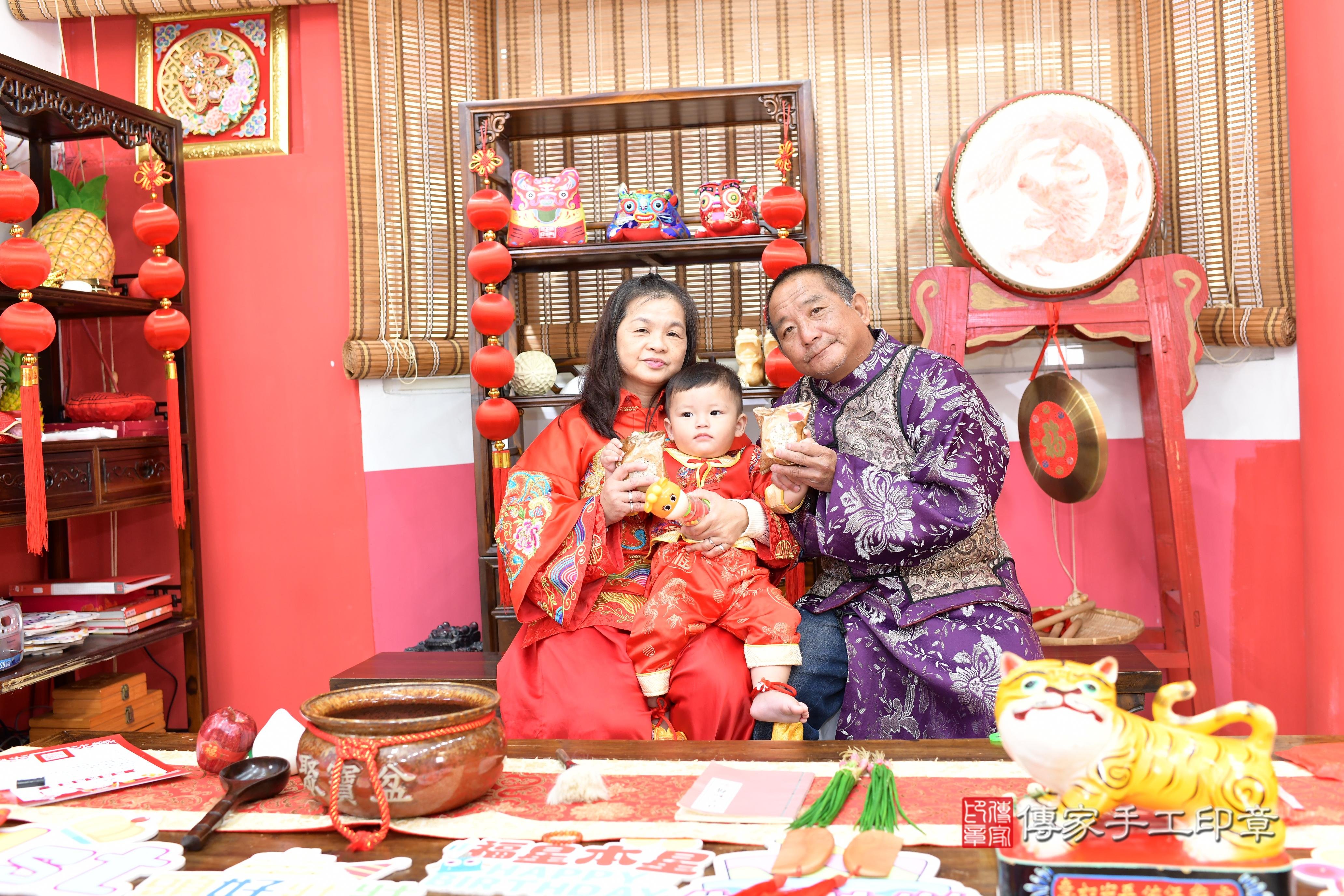 傳家手工印章高雄店、抓周、度脺、美式風會場、傳家嬰兒古禮、吉祥話、抓周道具物品24種、拍照。抓周證書。寶寶抓周、滿周歲、生日快樂、祝福