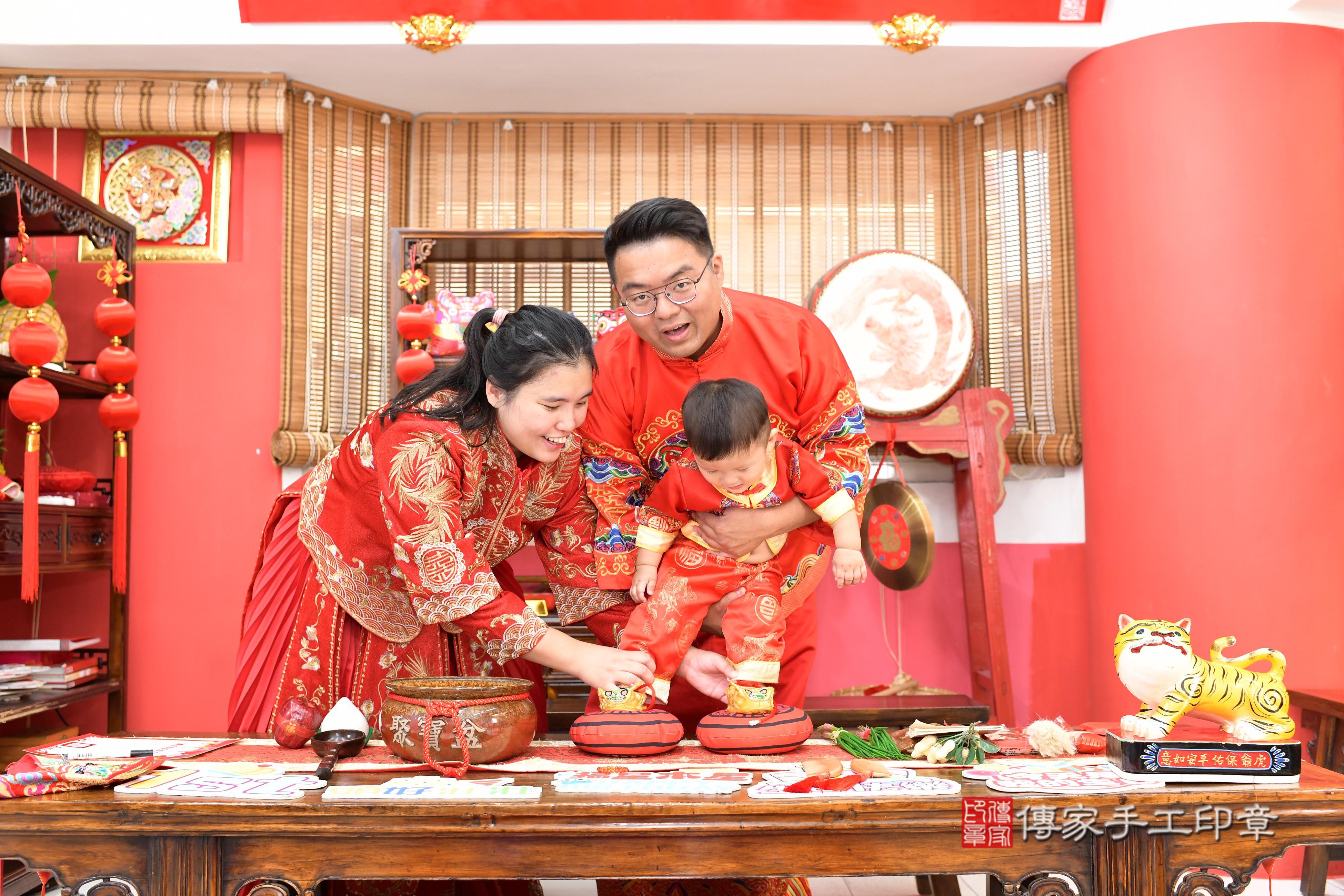 傳家手工印章高雄店、抓周、度脺、美式風會場、傳家嬰兒古禮、吉祥話、抓周道具物品24種、拍照。抓周證書。寶寶抓周、滿周歲、生日快樂、祝福