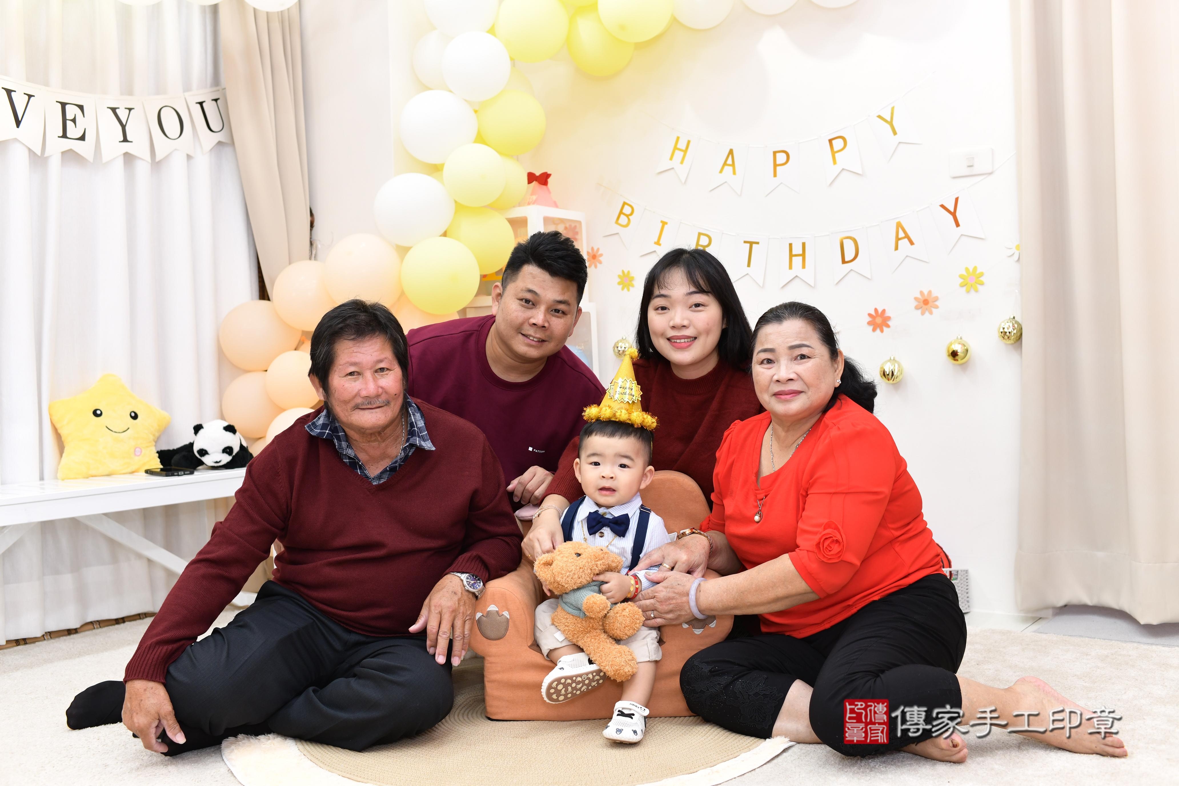 傳家手工印章高雄店、抓周、度脺、美式風會場、傳家嬰兒古禮、吉祥話、抓周道具物品24種、拍照。抓周證書。寶寶抓周、滿周歲、生日快樂、祝福