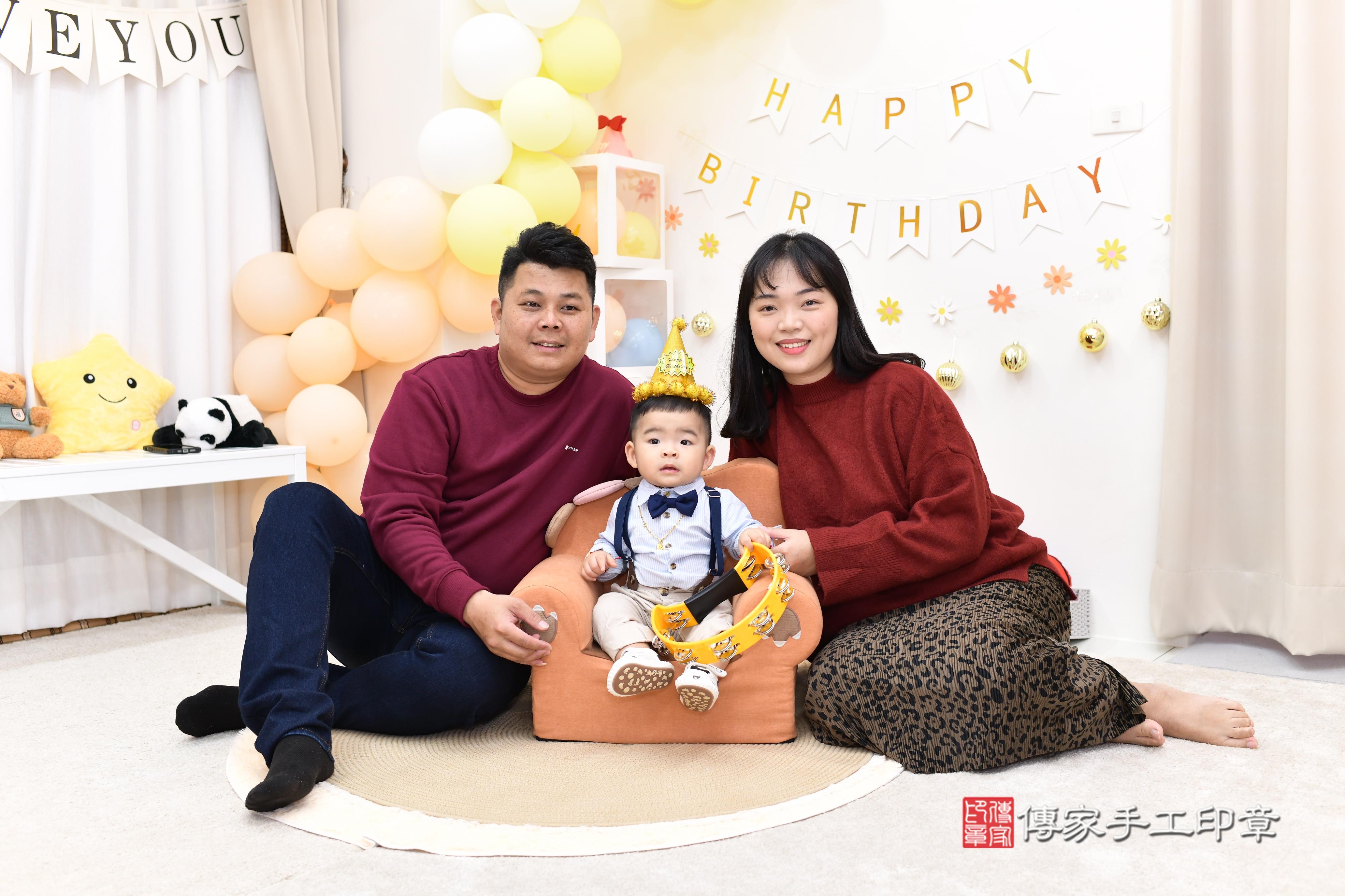 傳家手工印章高雄店、抓周、度脺、美式風會場、傳家嬰兒古禮、吉祥話、抓周道具物品24種、拍照。抓周證書。寶寶抓周、滿周歲、生日快樂、祝福