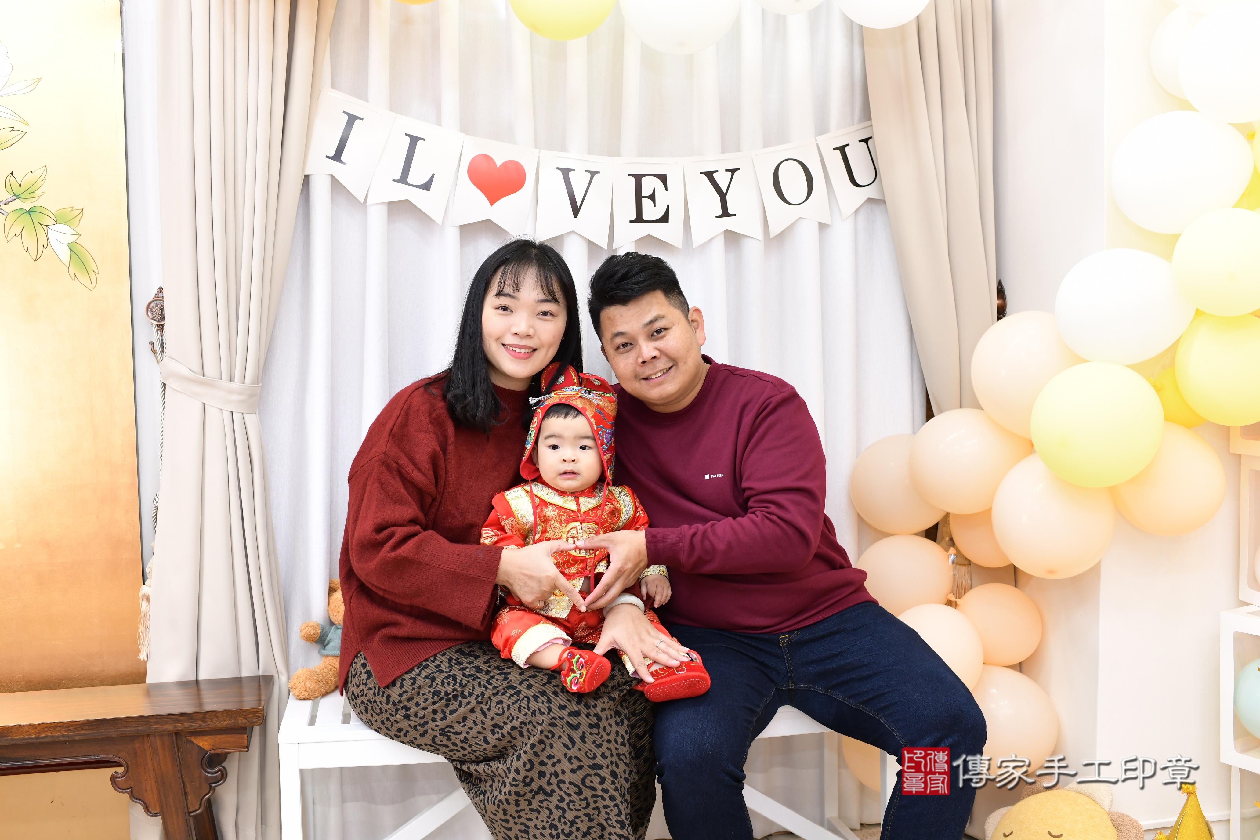 傳家手工印章高雄店、抓周、度脺、美式風會場、傳家嬰兒古禮、吉祥話、抓周道具物品24種、拍照。抓周證書。寶寶抓周、滿周歲、生日快樂、祝福