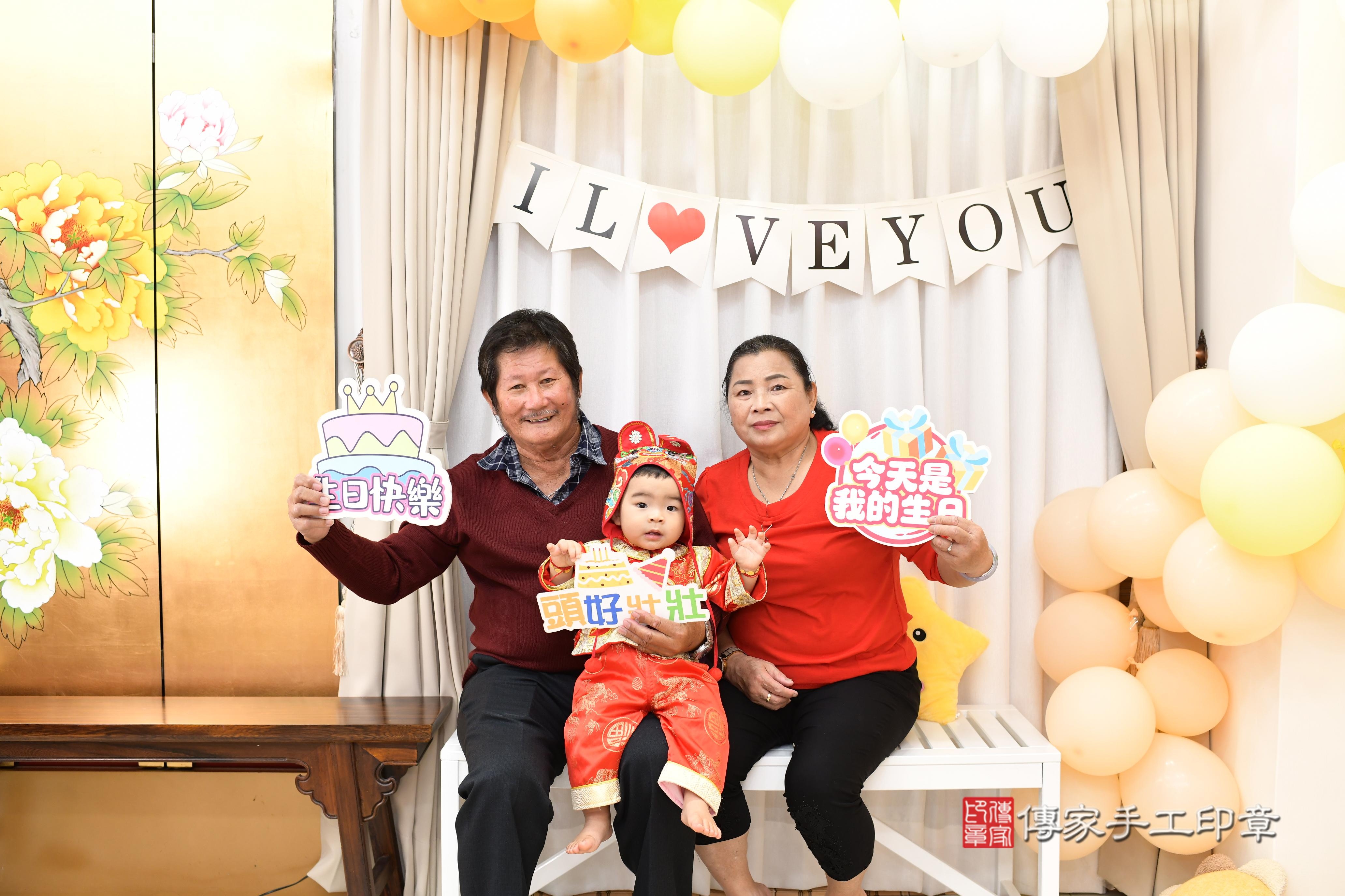 傳家手工印章高雄店、抓周、度脺、美式風會場、傳家嬰兒古禮、吉祥話、抓周道具物品24種、拍照。抓周證書。寶寶抓周、滿周歲、生日快樂、祝福