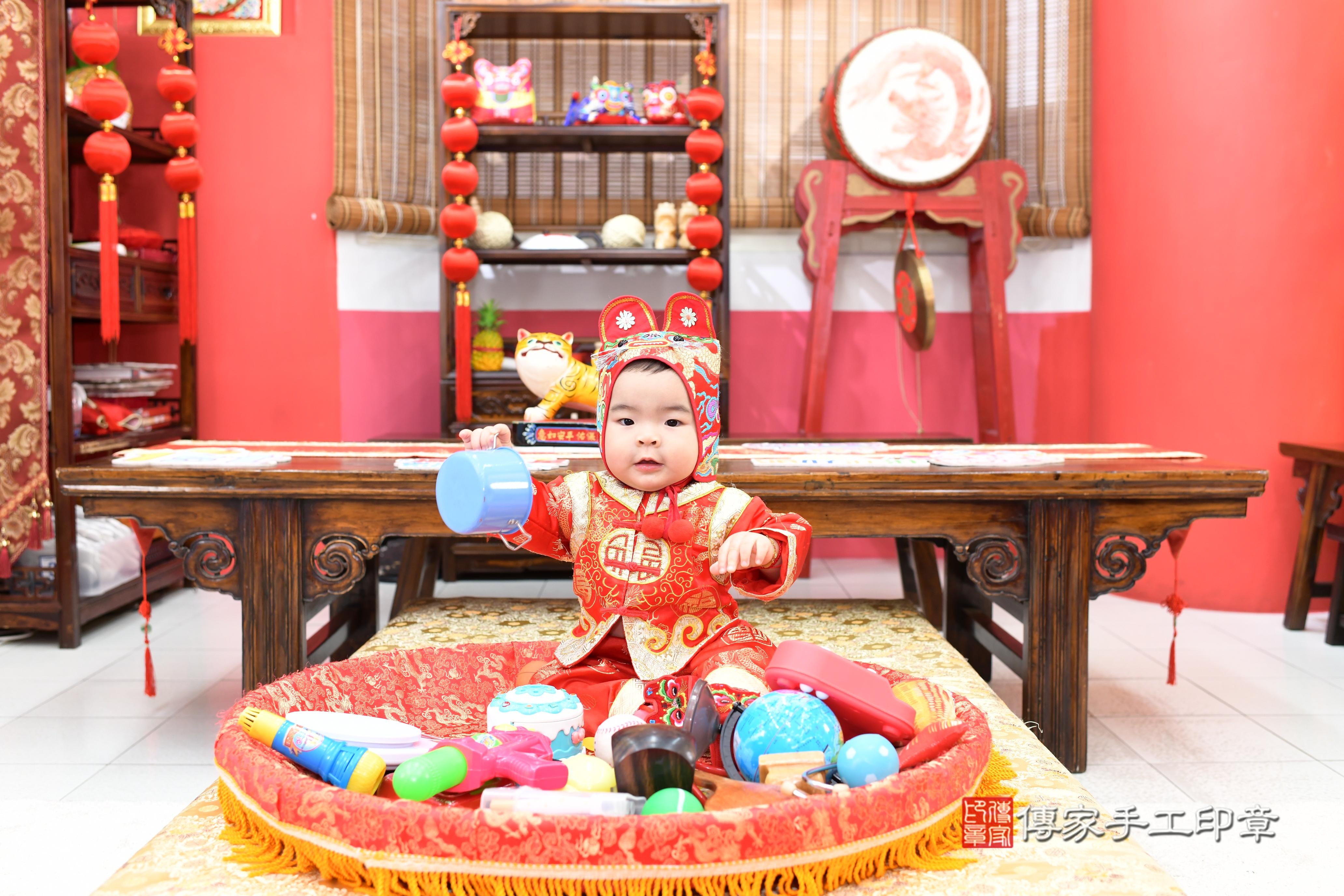 傳家手工印章高雄店、抓周、度脺、美式風會場、傳家嬰兒古禮、吉祥話、抓周道具物品24種、拍照。抓周證書。寶寶抓周、滿周歲、生日快樂、祝福