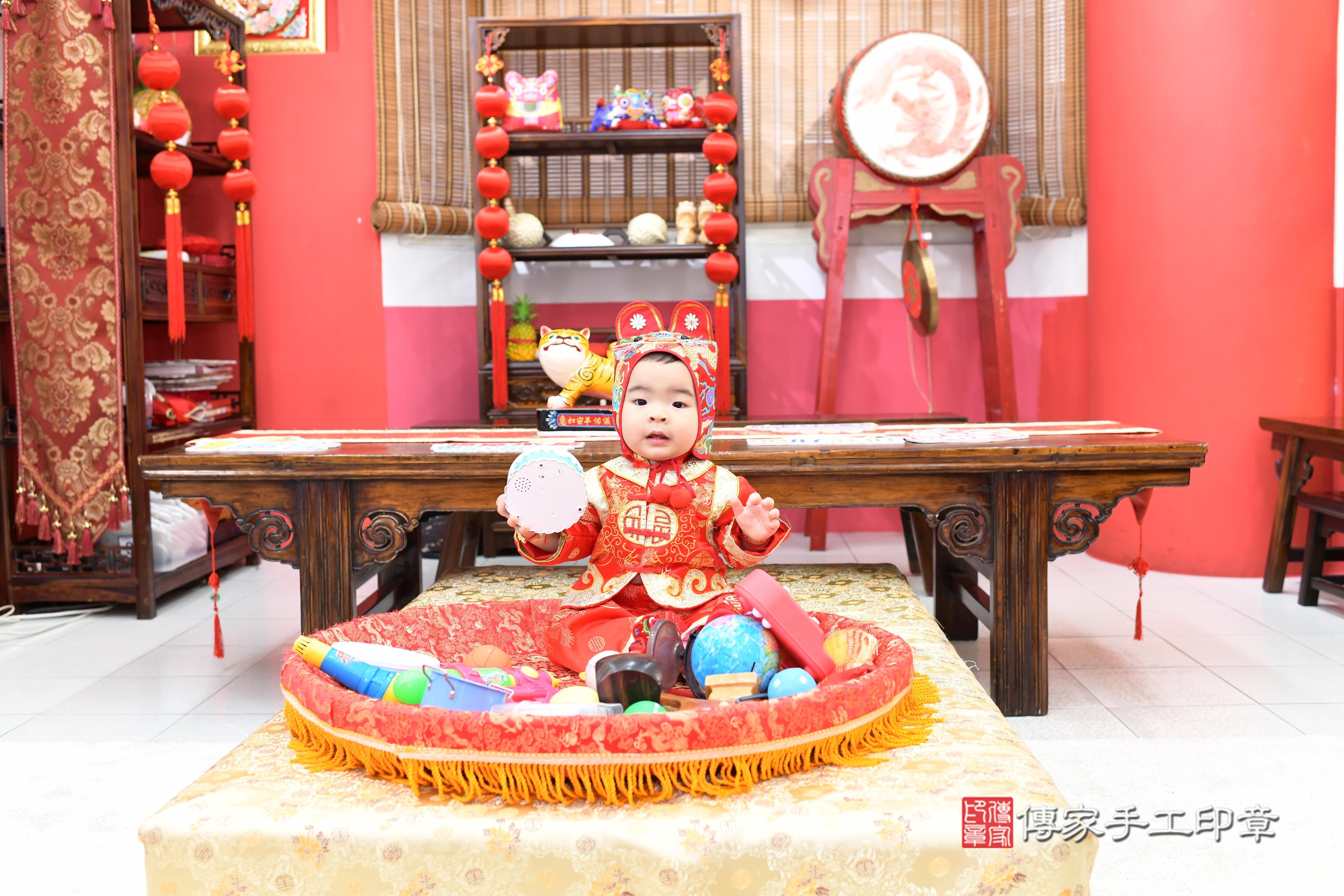 傳家手工印章高雄店、抓周、度脺、美式風會場、傳家嬰兒古禮、吉祥話、抓周道具物品24種、拍照。抓周證書。寶寶抓周、滿周歲、生日快樂、祝福