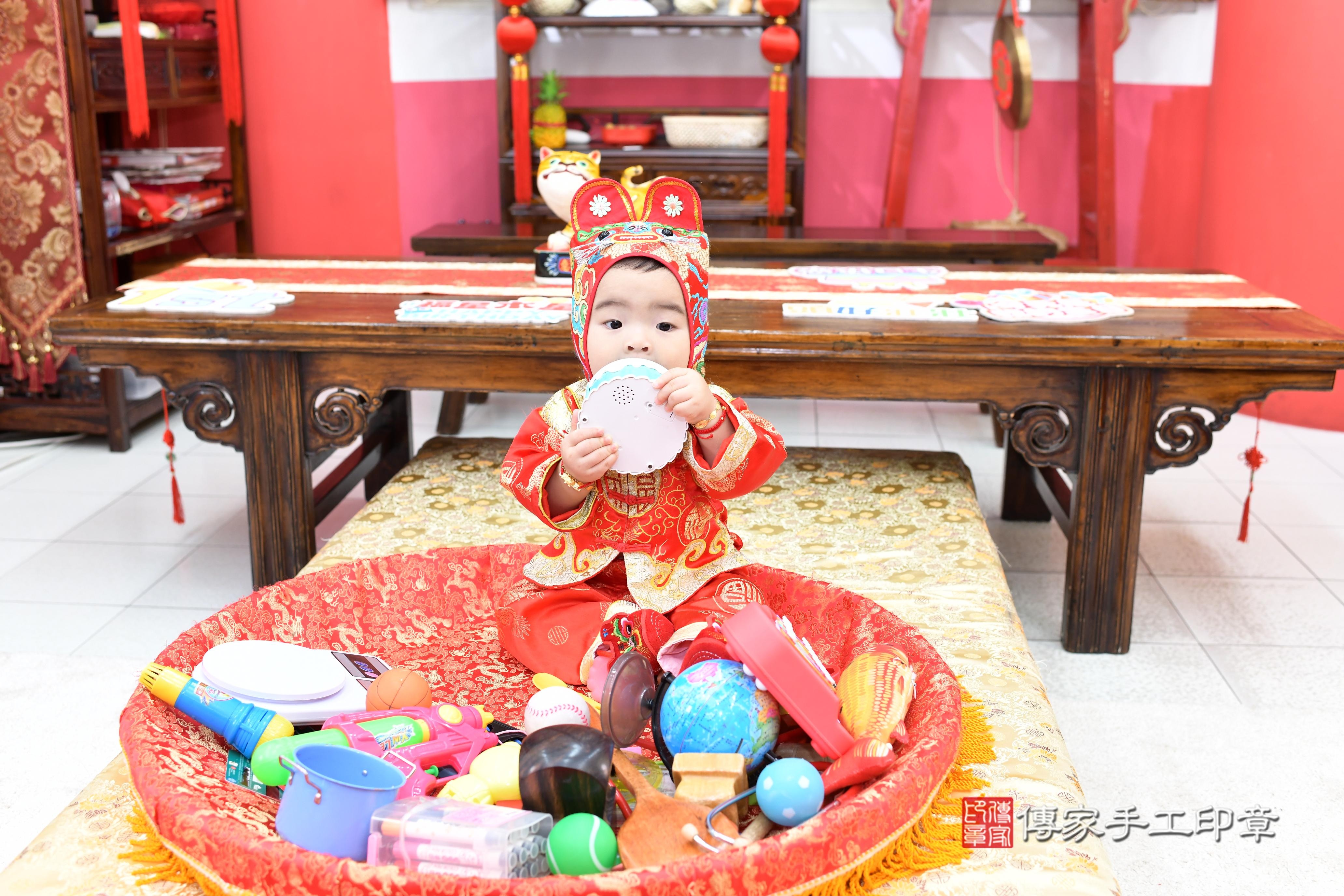 傳家手工印章高雄店、抓周、度脺、美式風會場、傳家嬰兒古禮、吉祥話、抓周道具物品24種、拍照。抓周證書。寶寶抓周、滿周歲、生日快樂、祝福