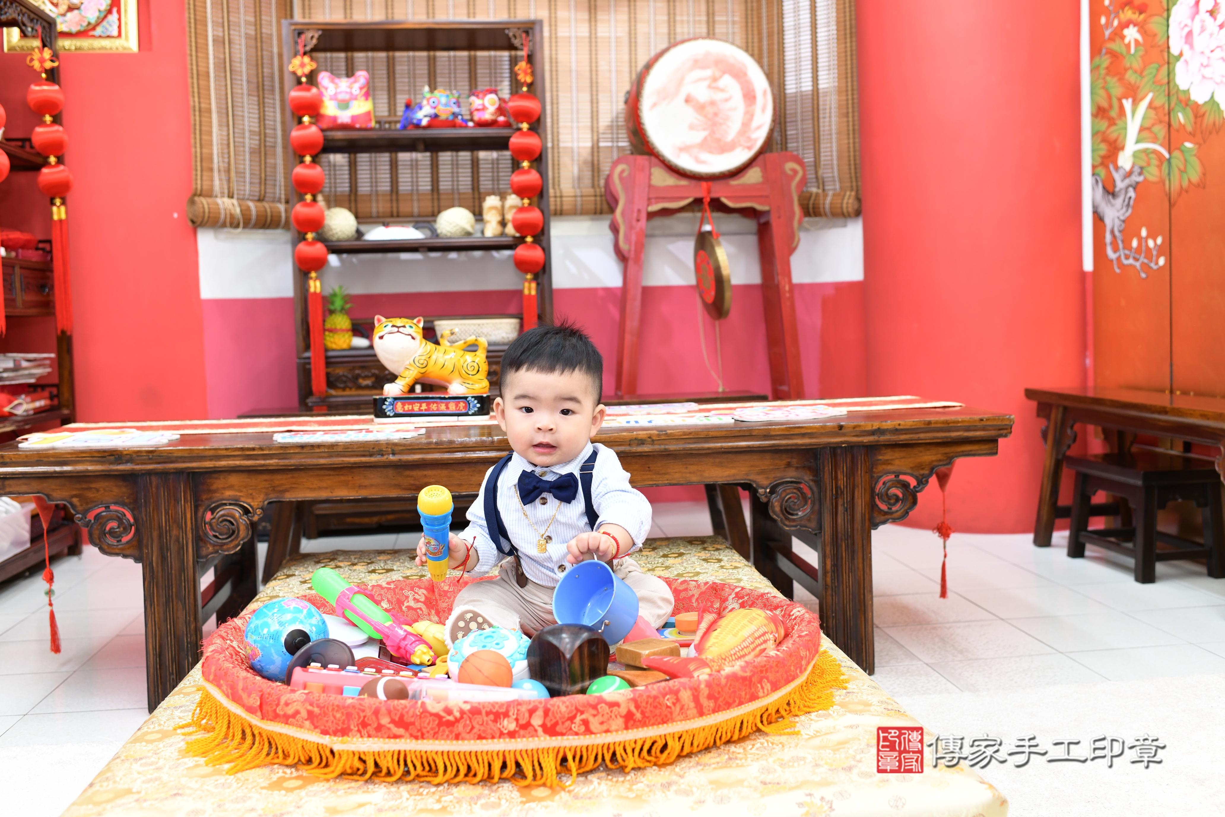 傳家手工印章高雄店、抓周、度脺、美式風會場、傳家嬰兒古禮、吉祥話、抓周道具物品24種、拍照。抓周證書。寶寶抓周、滿周歲、生日快樂、祝福