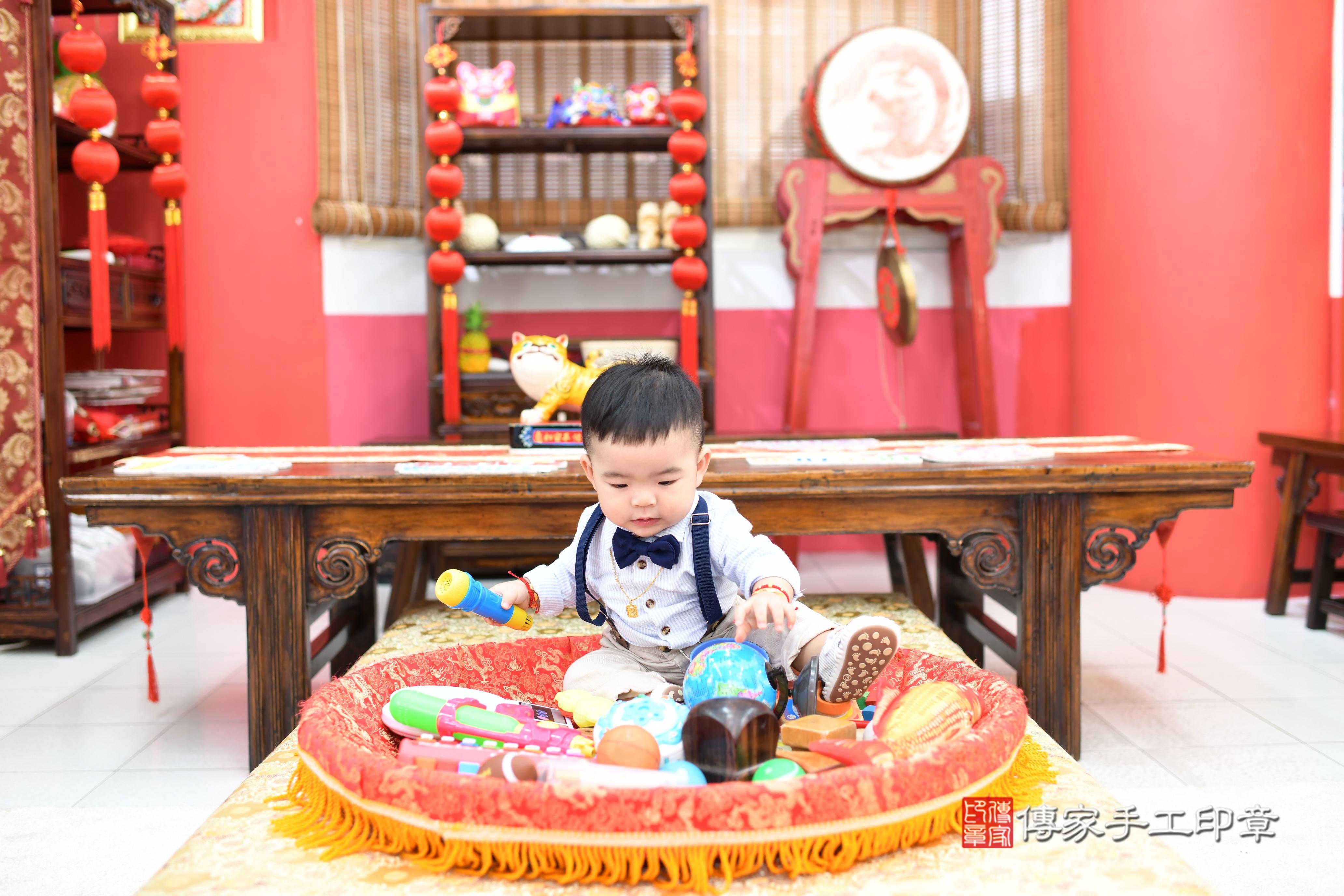 傳家手工印章高雄店、抓周、度脺、美式風會場、傳家嬰兒古禮、吉祥話、抓周道具物品24種、拍照。抓周證書。寶寶抓周、滿周歲、生日快樂、祝福