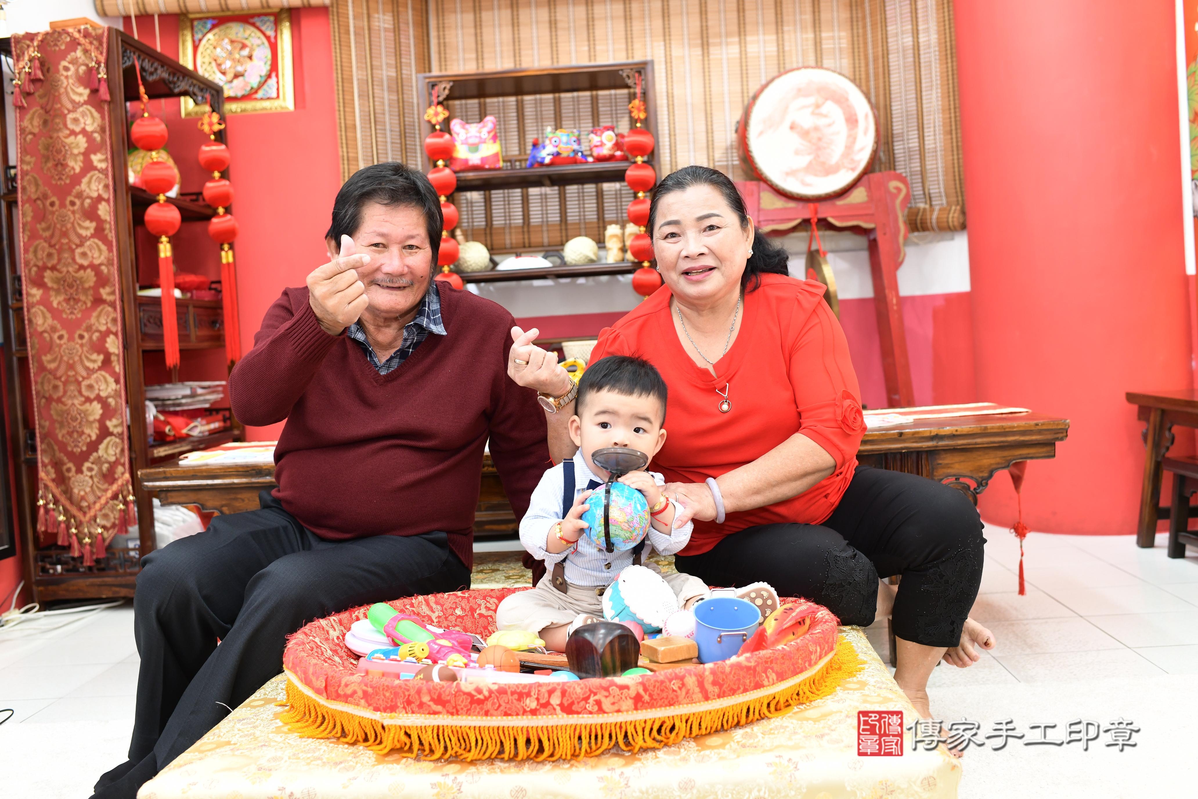 傳家手工印章高雄店、抓周、度脺、美式風會場、傳家嬰兒古禮、吉祥話、抓周道具物品24種、拍照。抓周證書。寶寶抓周、滿周歲、生日快樂、祝福