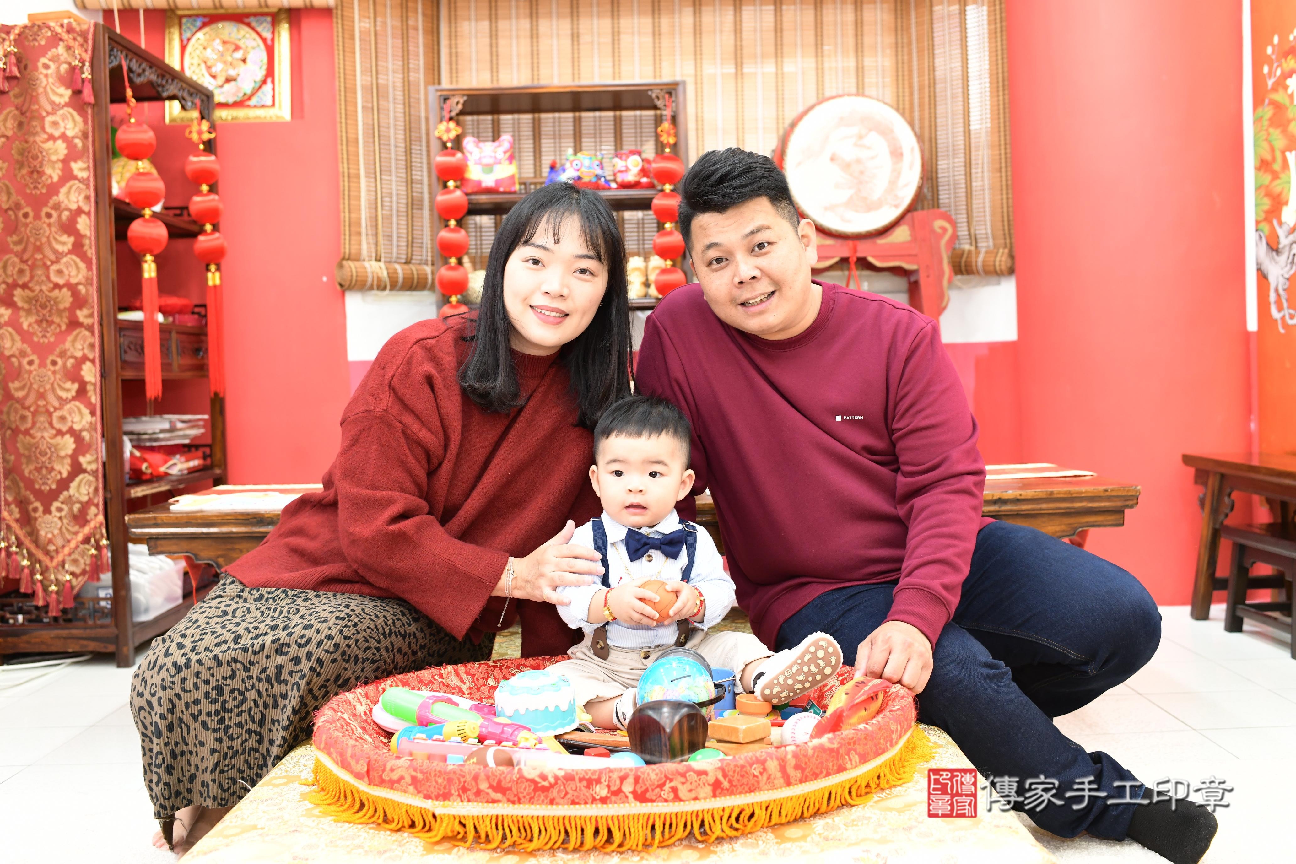 傳家手工印章高雄店、抓周、度脺、美式風會場、傳家嬰兒古禮、吉祥話、抓周道具物品24種、拍照。抓周證書。寶寶抓周、滿周歲、生日快樂、祝福