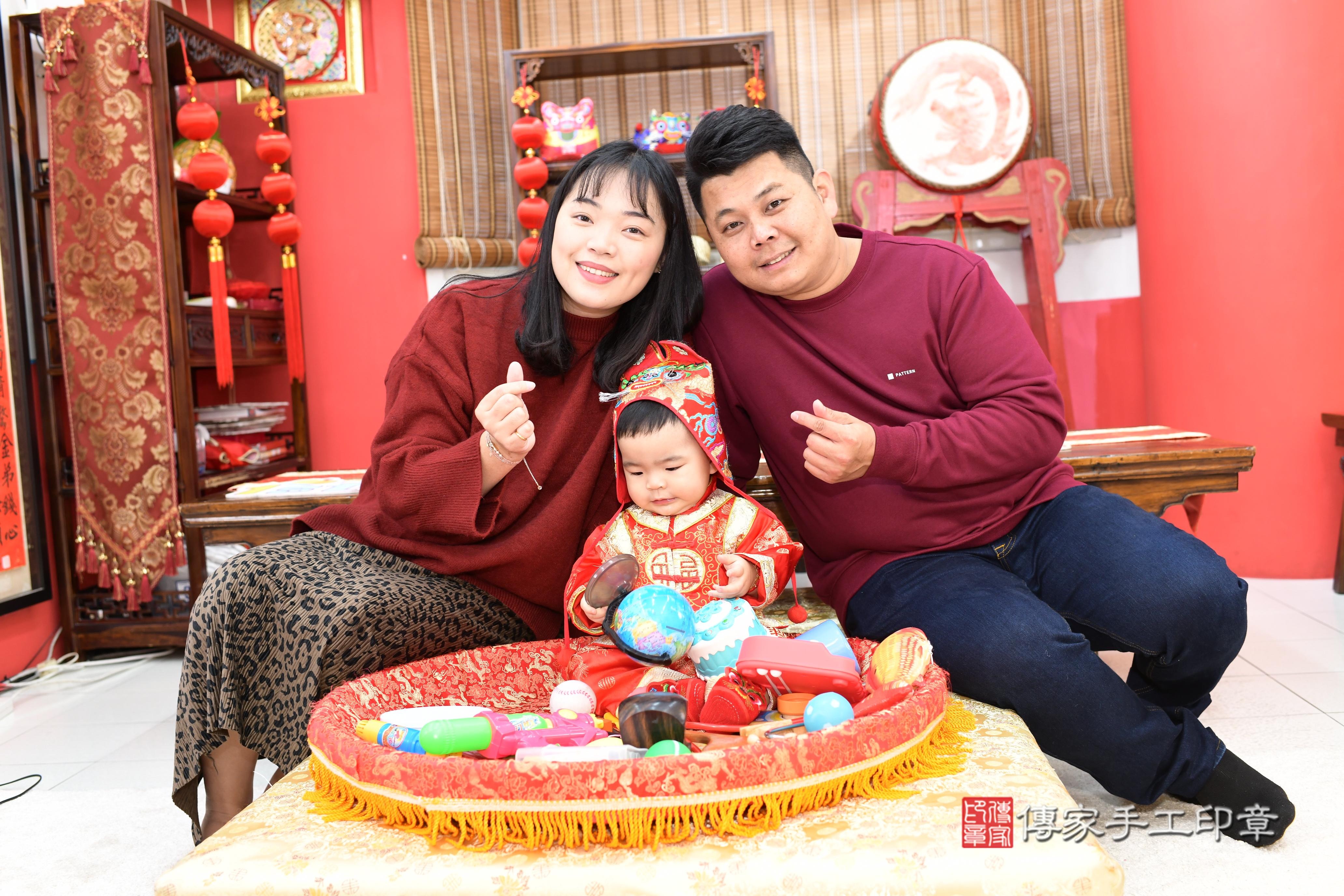 傳家手工印章高雄店、抓周、度脺、美式風會場、傳家嬰兒古禮、吉祥話、抓周道具物品24種、拍照。抓周證書。寶寶抓周、滿周歲、生日快樂、祝福