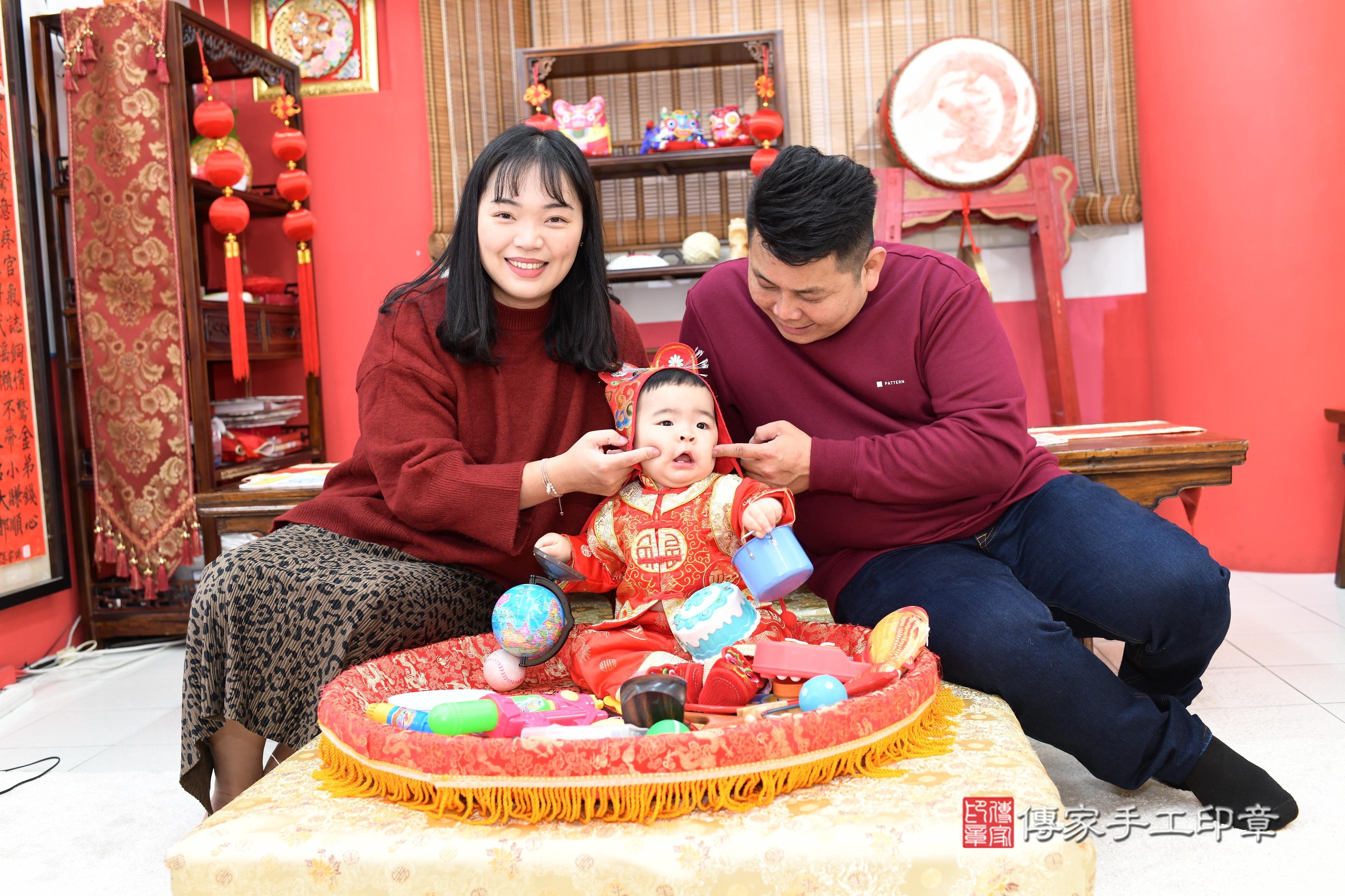 傳家手工印章高雄店、抓周、度脺、美式風會場、傳家嬰兒古禮、吉祥話、抓周道具物品24種、拍照。抓周證書。寶寶抓周、滿周歲、生日快樂、祝福