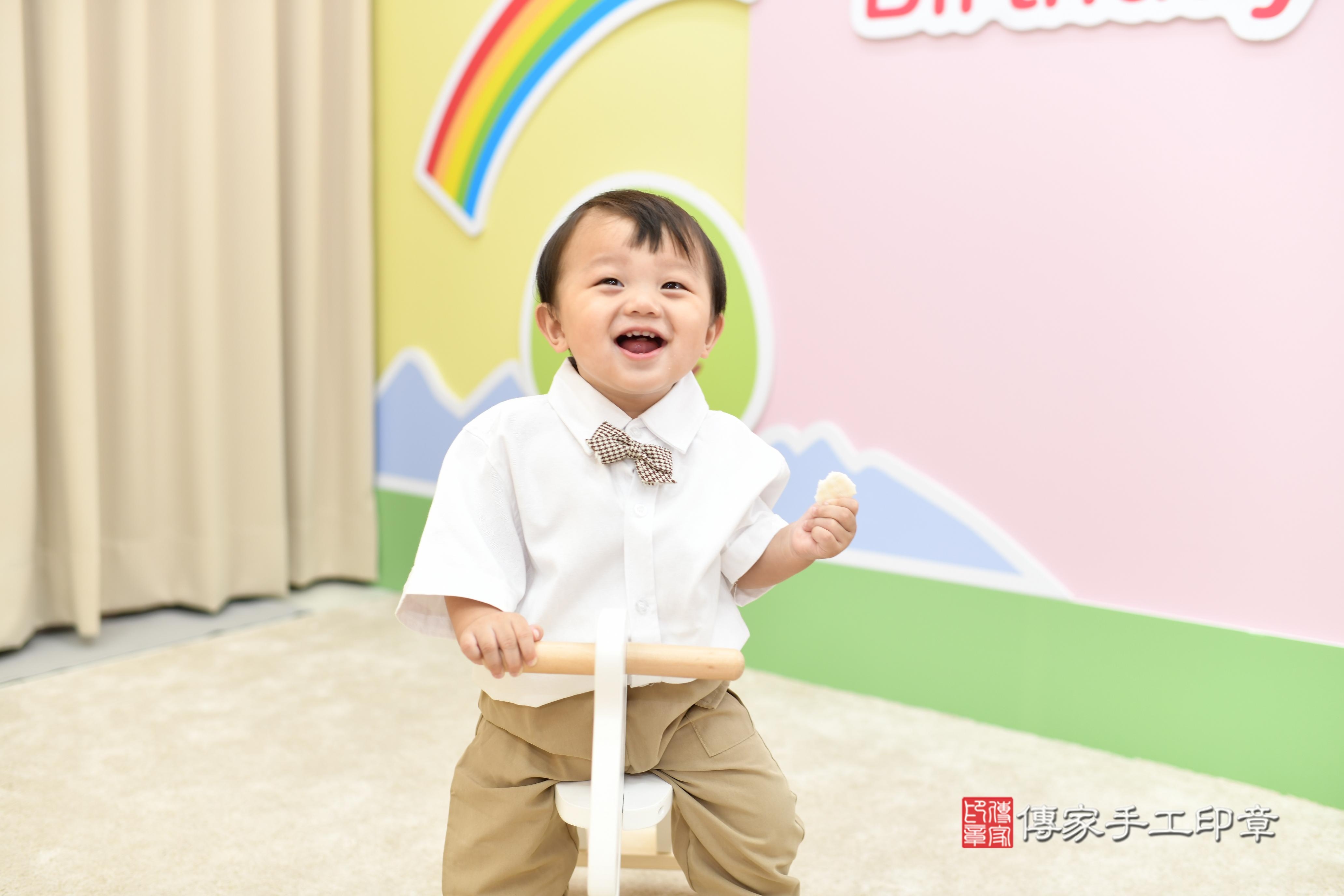 傳家手工印章高雄店、抓周、度脺、美式風會場、傳家嬰兒古禮、吉祥話、抓周道具物品24種、拍照。抓周證書。寶寶抓周、滿周歲、生日快樂、祝福