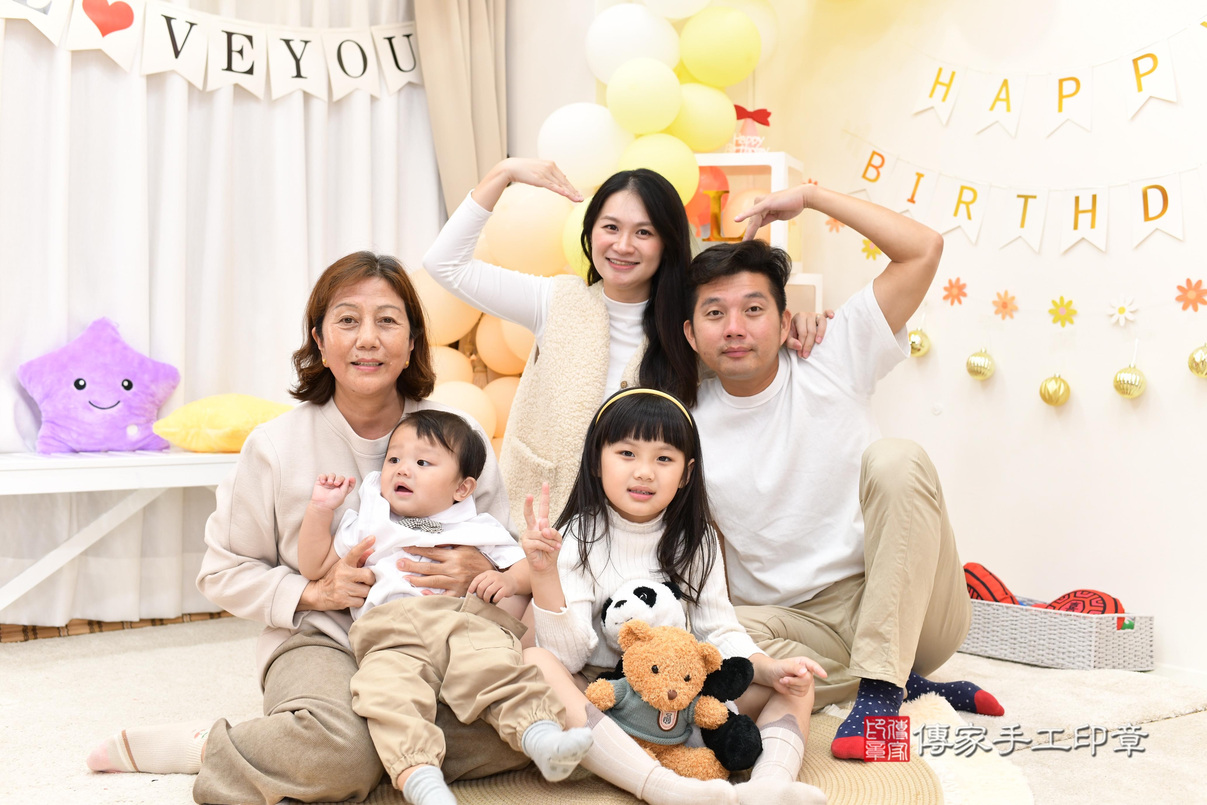 傳家手工印章高雄店、抓周、度脺、美式風會場、傳家嬰兒古禮、吉祥話、抓周道具物品24種、拍照。抓周證書。寶寶抓周、滿周歲、生日快樂、祝福