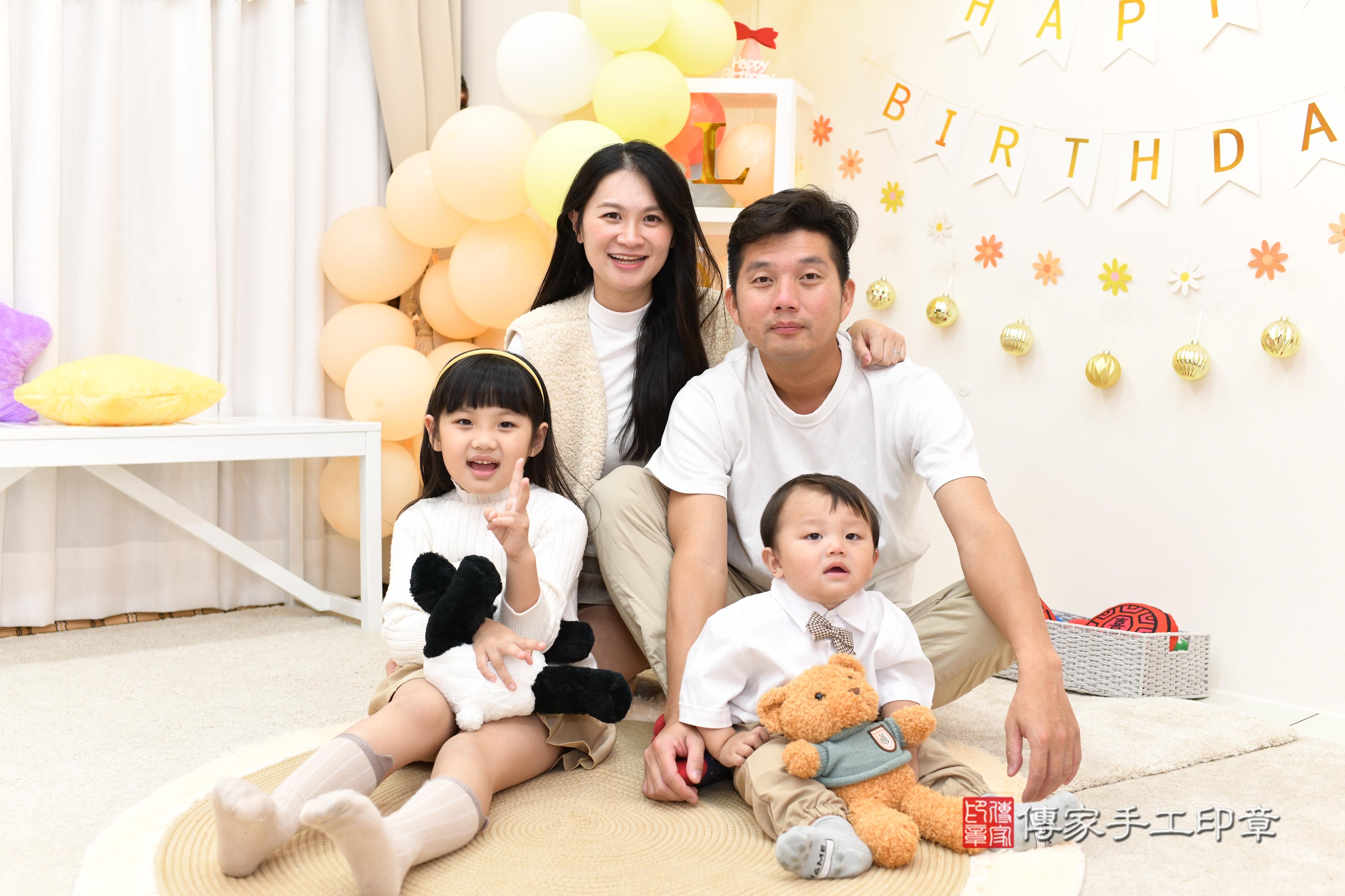 傳家手工印章高雄店、抓周、度脺、美式風會場、傳家嬰兒古禮、吉祥話、抓周道具物品24種、拍照。抓周證書。寶寶抓周、滿周歲、生日快樂、祝福