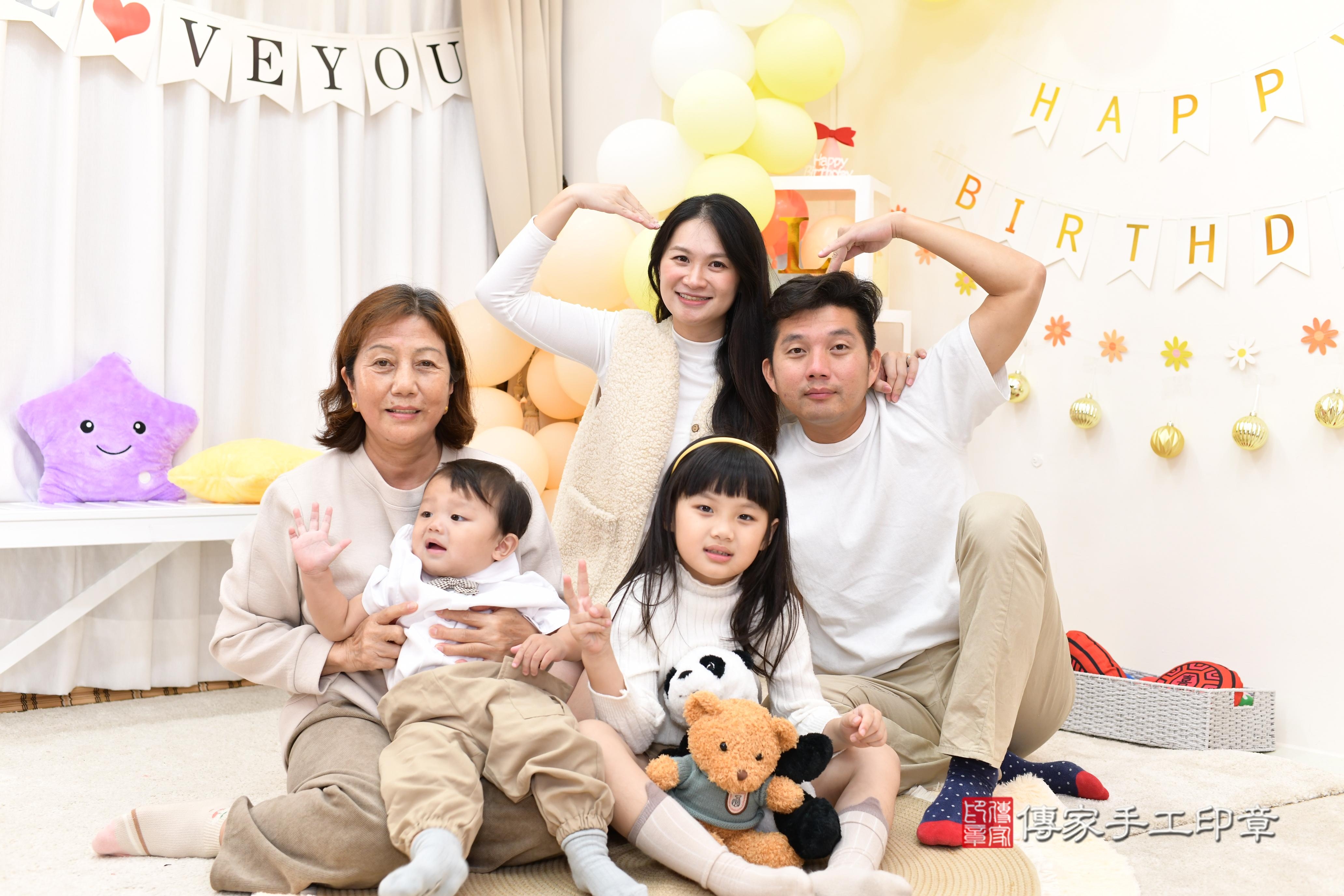 傳家手工印章高雄店、抓周、度脺、美式風會場、傳家嬰兒古禮、吉祥話、抓周道具物品24種、拍照。抓周證書。寶寶抓周、滿周歲、生日快樂、祝福