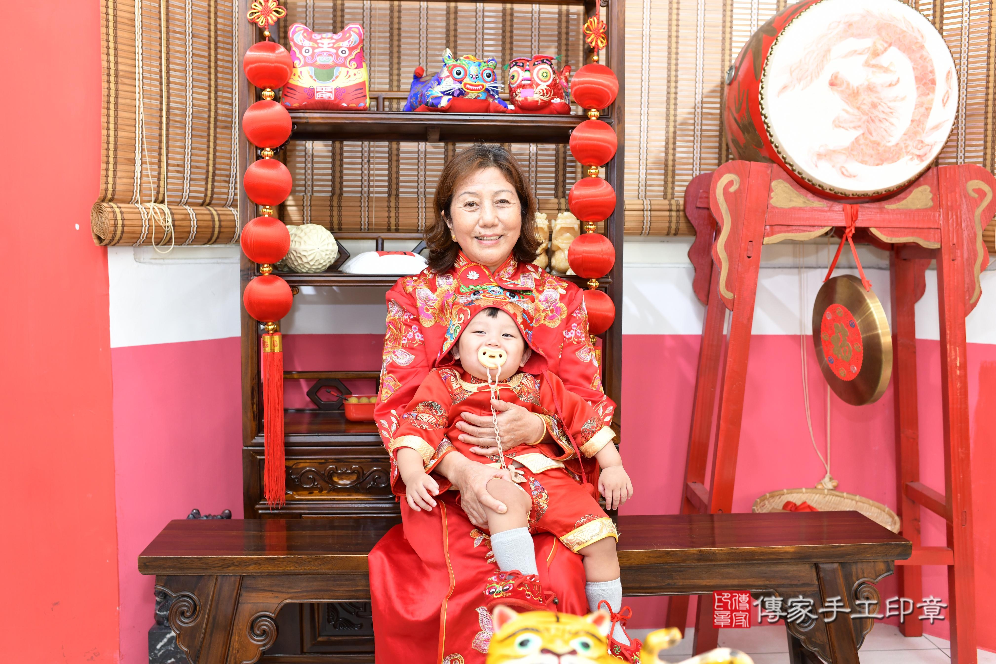 傳家手工印章高雄店、抓周、度脺、美式風會場、傳家嬰兒古禮、吉祥話、抓周道具物品24種、拍照。抓周證書。寶寶抓周、滿周歲、生日快樂、祝福