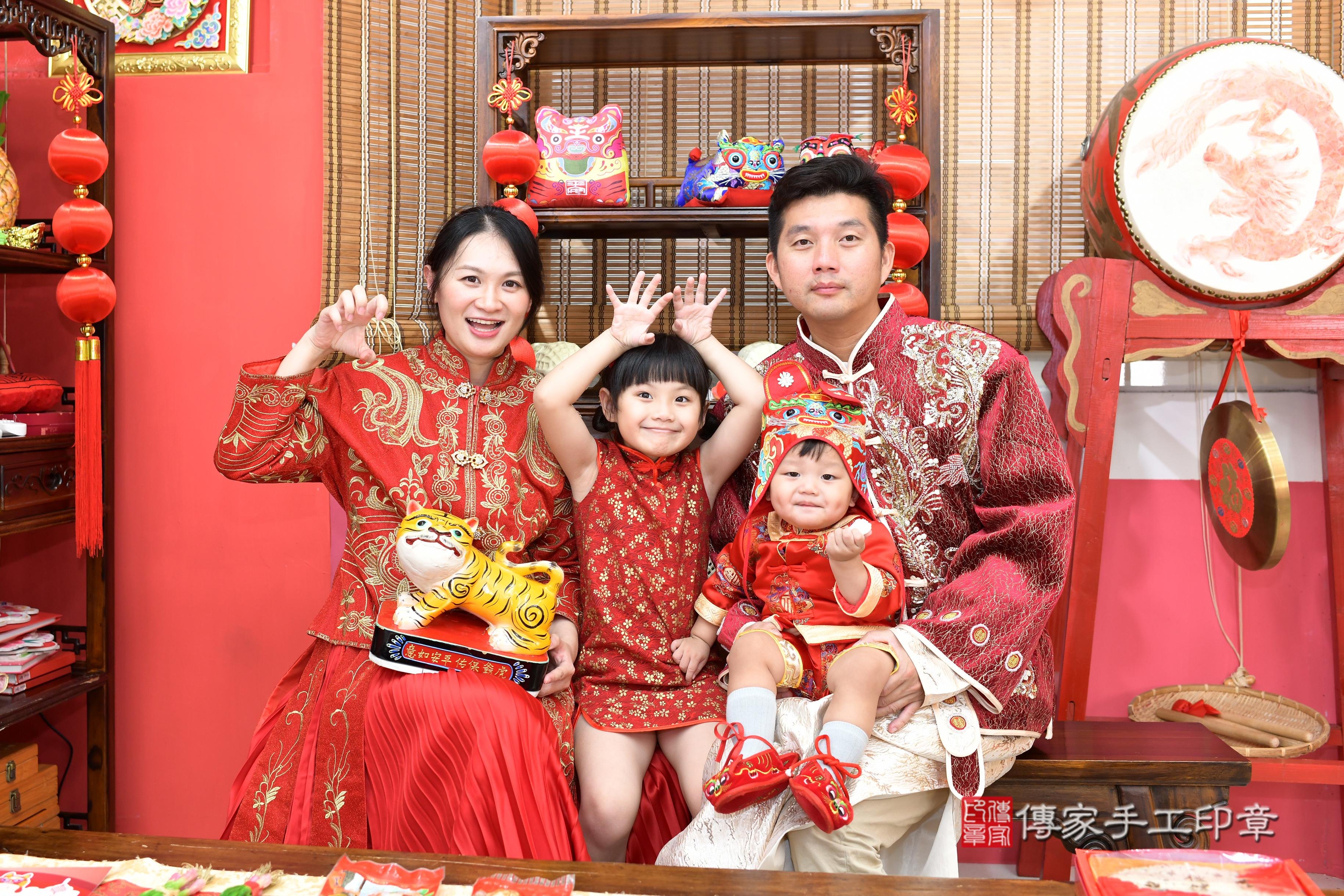傳家手工印章高雄店、抓周、度脺、美式風會場、傳家嬰兒古禮、吉祥話、抓周道具物品24種、拍照。抓周證書。寶寶抓周、滿周歲、生日快樂、祝福