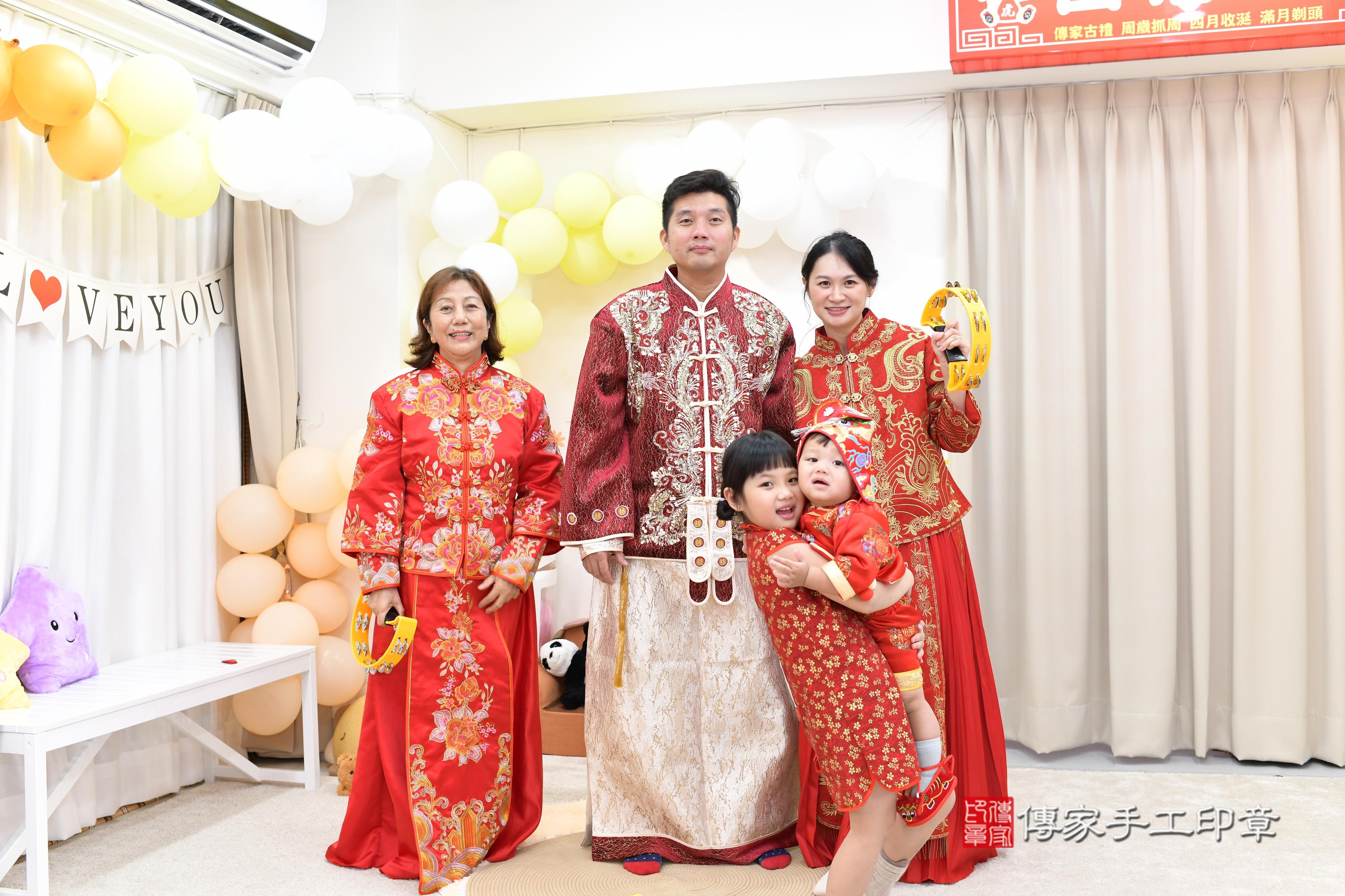 傳家手工印章高雄店、抓周、度脺、美式風會場、傳家嬰兒古禮、吉祥話、抓周道具物品24種、拍照。抓周證書。寶寶抓周、滿周歲、生日快樂、祝福